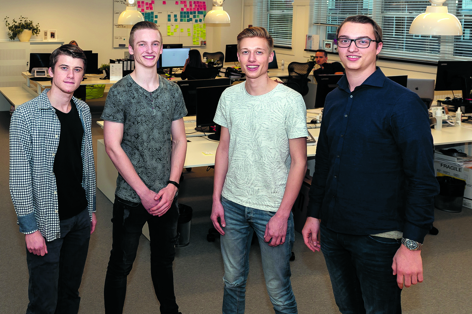 Het winnende team, bestaande uit v.l.n.r. Jochem Boon, Cor Francis, Sven Post en Ruben Vriesman, presenteerde het concept van het buddybedrijf, de brug tussen studenten en bedrijven. (Foto: Han Giskes)