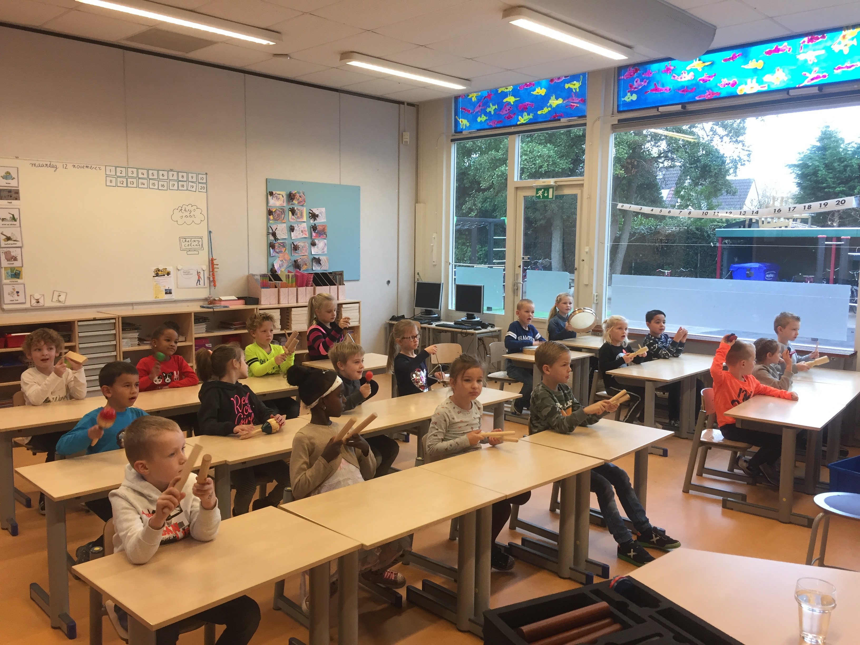 Leerlingen van de Anne Frankschool tijdens de muziekles. (FOTO: AANGELEVERD)