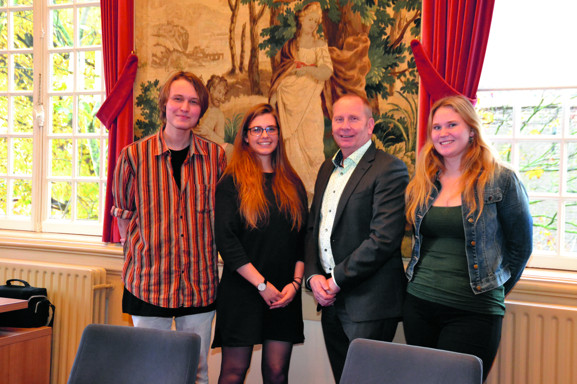 Wethouder Struijlaart in gesprek met Kim, Daan en Janne Lieke over de wens voor Tiny Houses in Enkhuizen. (Foto: aangeleverd)