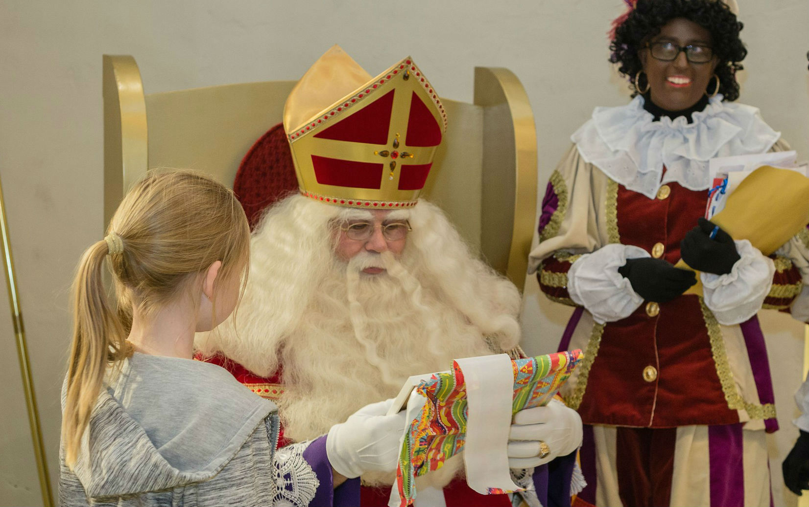Sinterklaas gaat voorlezen in de bibliotheek. (Foto: Fokke Terpstra / Sint Nicolaas Genootschap)