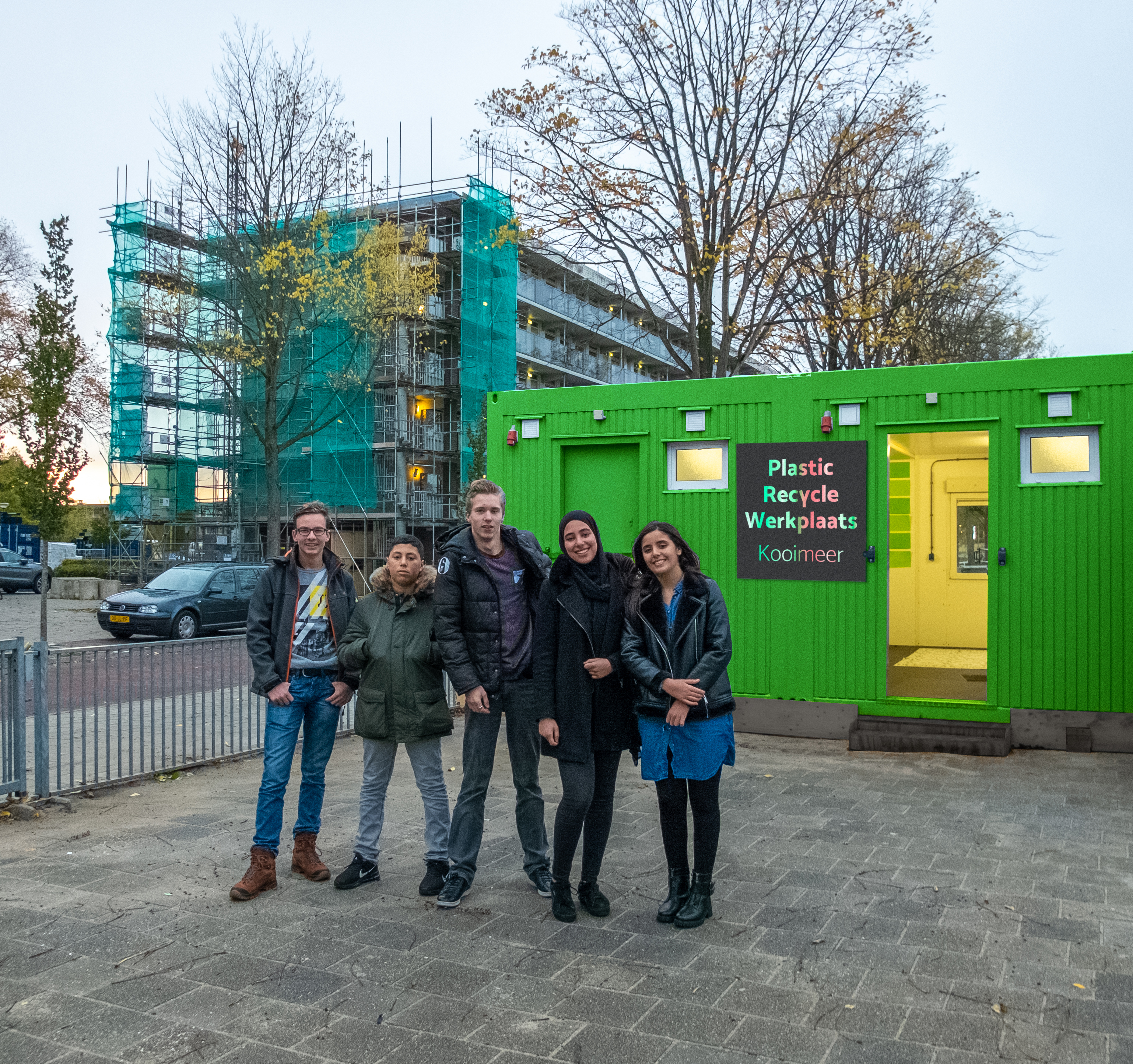 Vijf van de jongeren die deelnemen aan het project, met vlnr: Renzo, Yousri, Tom, Chakira en Hind. (Foto: aangeleverd)
