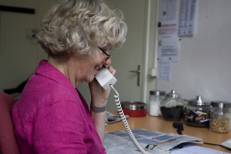 Als vrijwilliger een luisterd oor bieden helpt eenzame mensen door de donkeren dagen heen. (Foto: Sensoor)