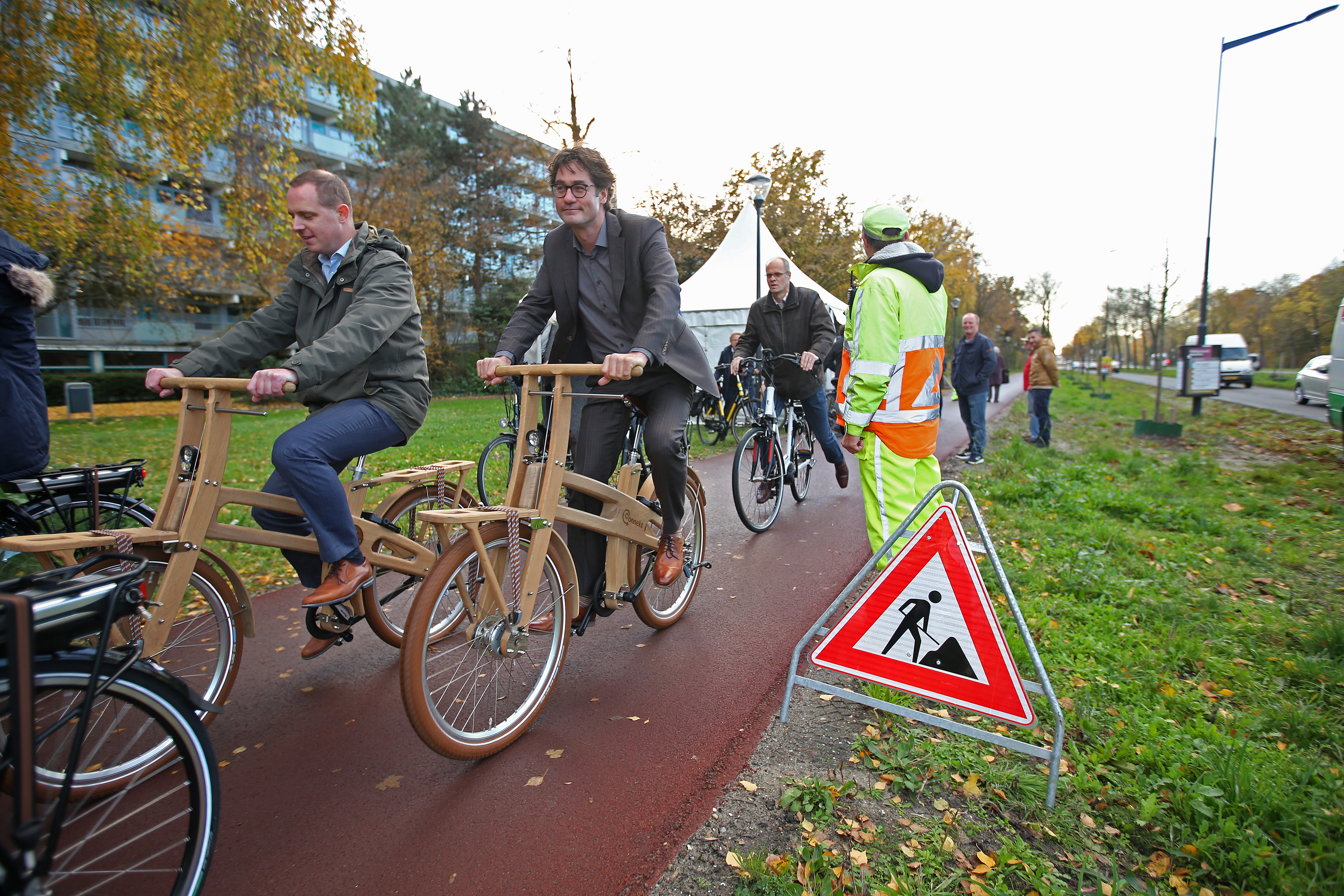 Wethouder Merijn Snoek fietst met aanhang op een duurzame houten fiets op de vernieuwde Europaweg. (Foto: Rowin van Diest)