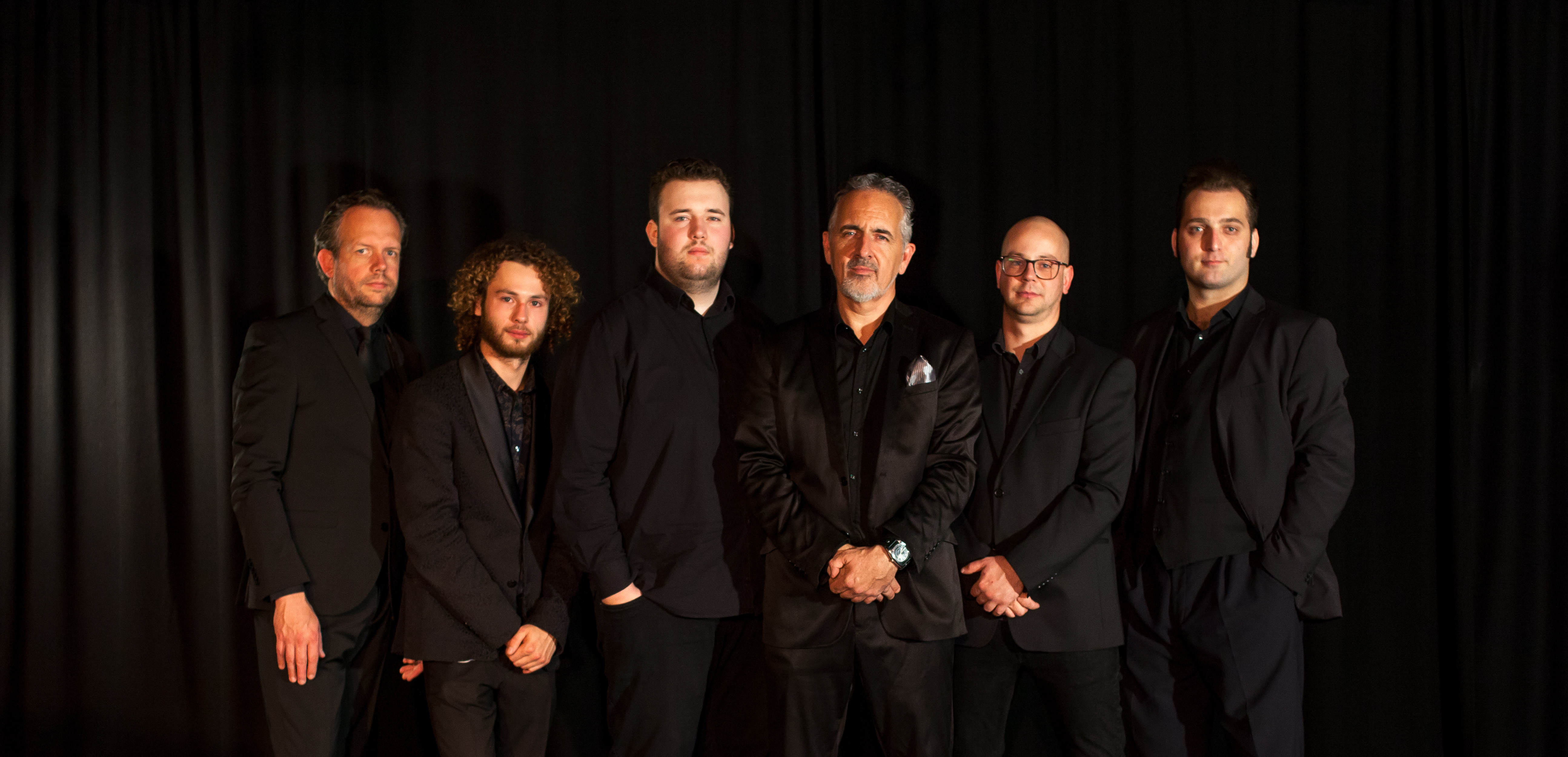 De band bestaat uit Robbert Fossen (zang, gitaar), Lothar Wijnvoord (gitaar), Thomas Toussaint (harmonica), Ivan Schilder (piano, zang), Dirk Wagensveld (bas) en Lars Hoogland (drums). (Foto: aangeleverd)