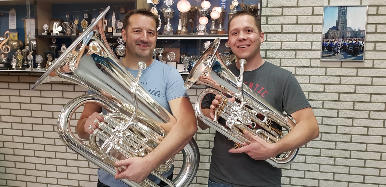 Links Ruben Hottentot (es-bas) en rechts André Vleeshakker (euphonium) met de nieuwe instrumenten. (Foto: aangeleverd)