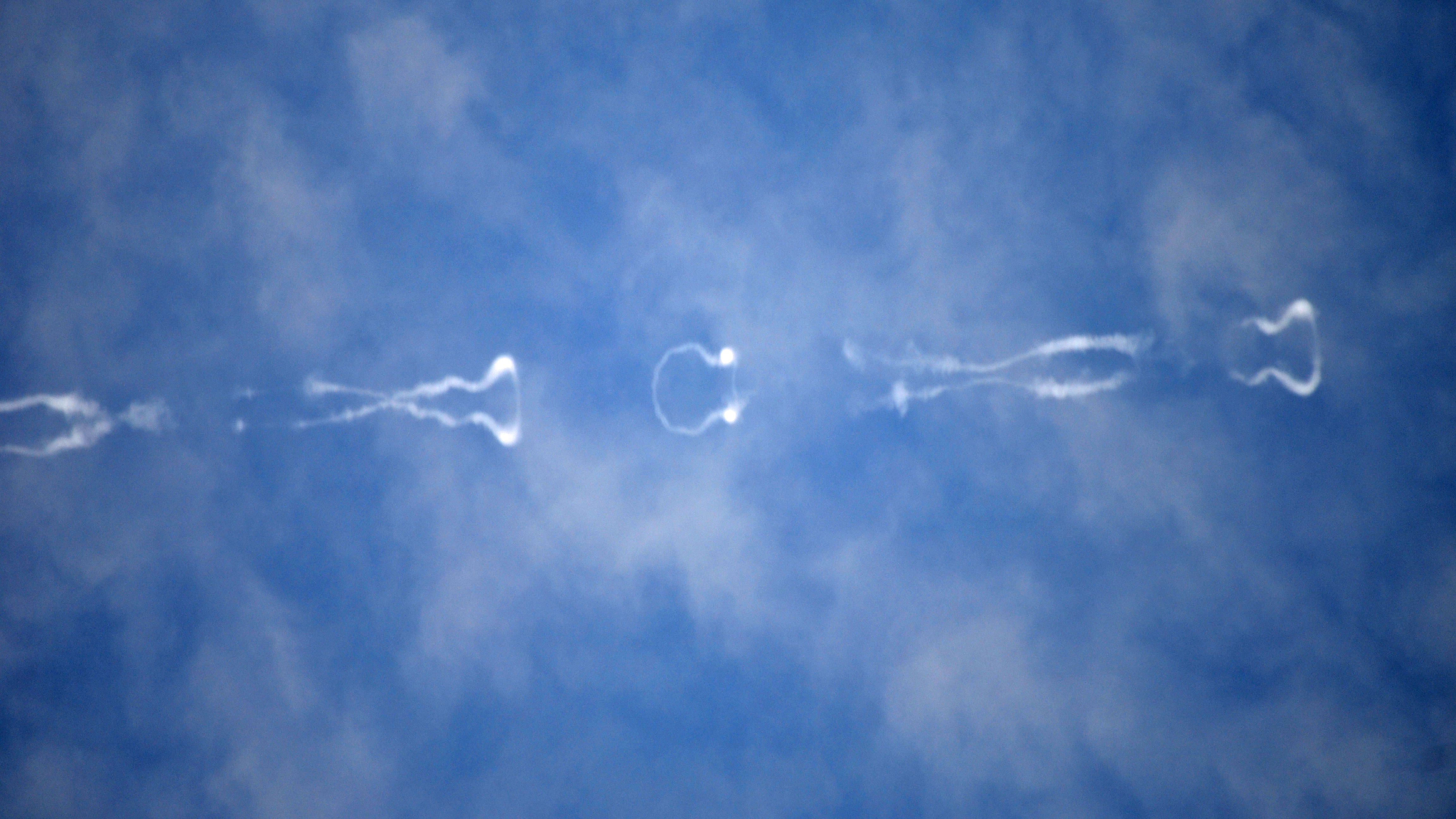 Grappig verschijnsel met vliegtuigstrepen: de wind blaast de contrails tot allerlei verschillen de vormen en symbolen (Foto's: Sjef Kenniphaas).