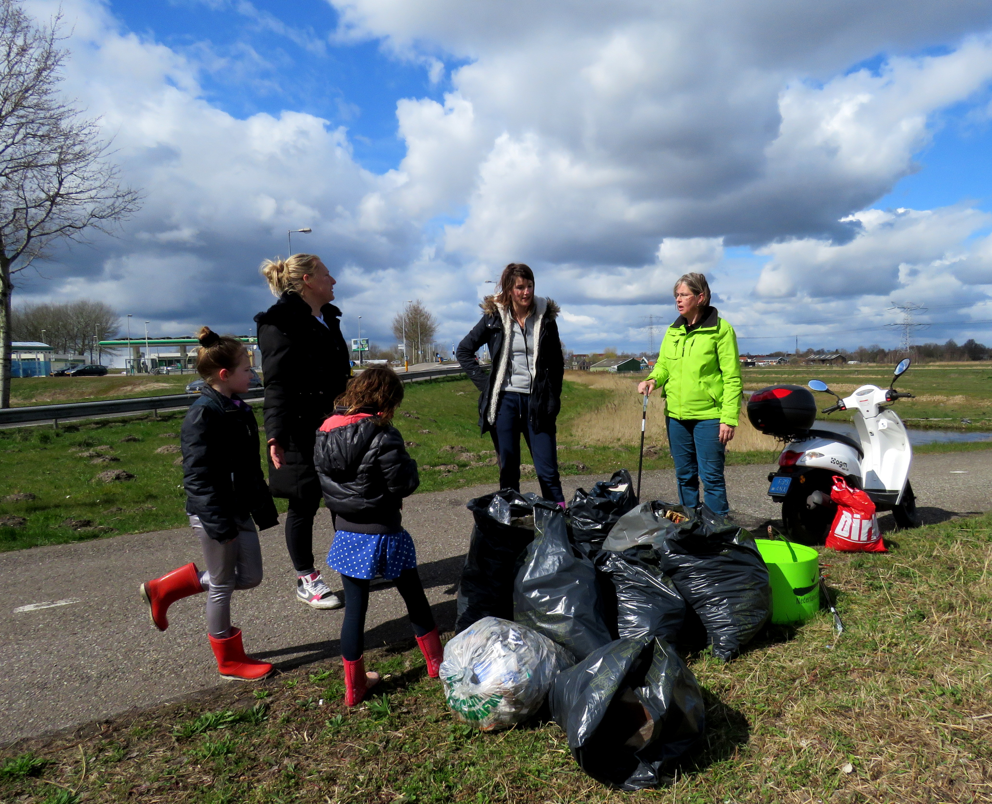 Foto van de allereerste actie waaraan ook de toenmalige burgemeester Astrid Nienhuis deelnam. (Foto: aangeleverd)