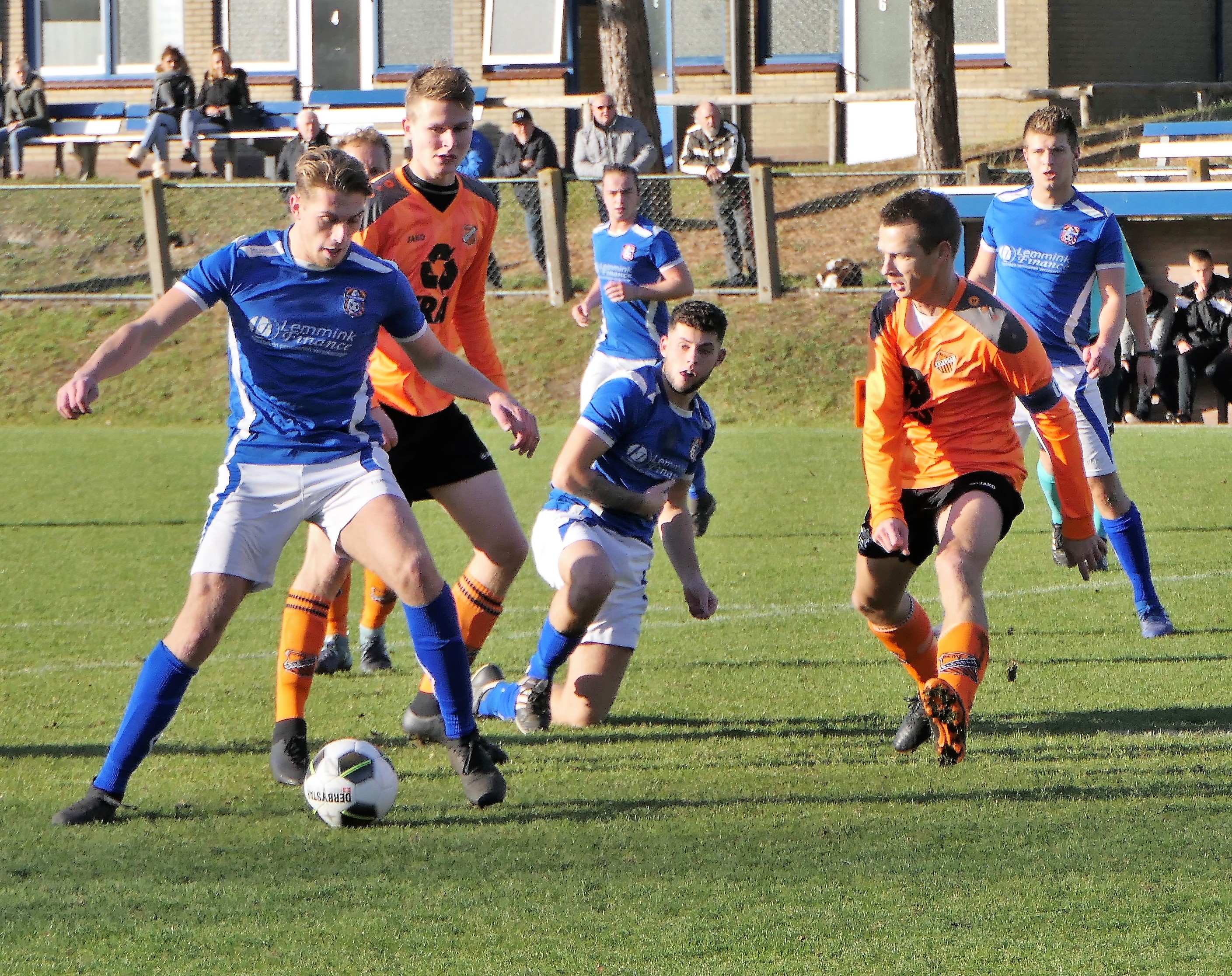 Justin Recourt legt aan voor de 1-0 en bekroont zich daarmee tot matchwinner. (Foto: Egmondia).