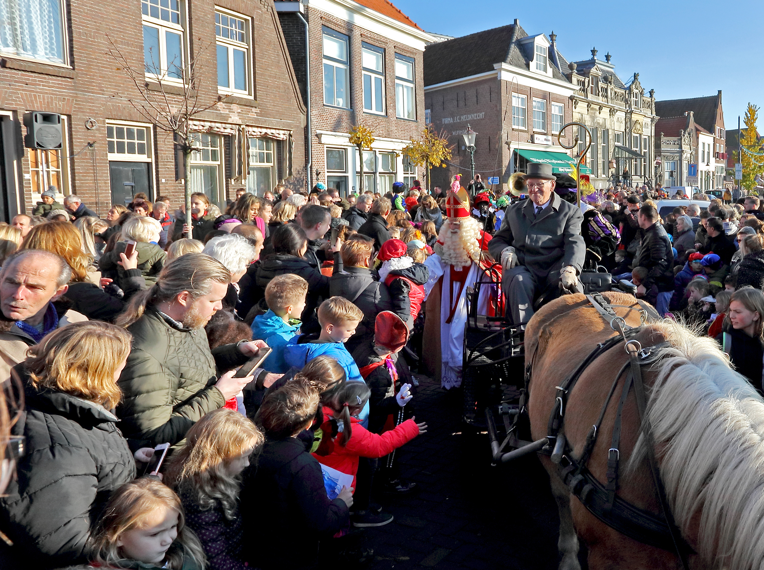 Sinterklaas en zijn pieten werden in Enkhuizen en Bovenkarspel door vele kinderen hartelijk ontvangen. (Foto's Henk Groenewoud)