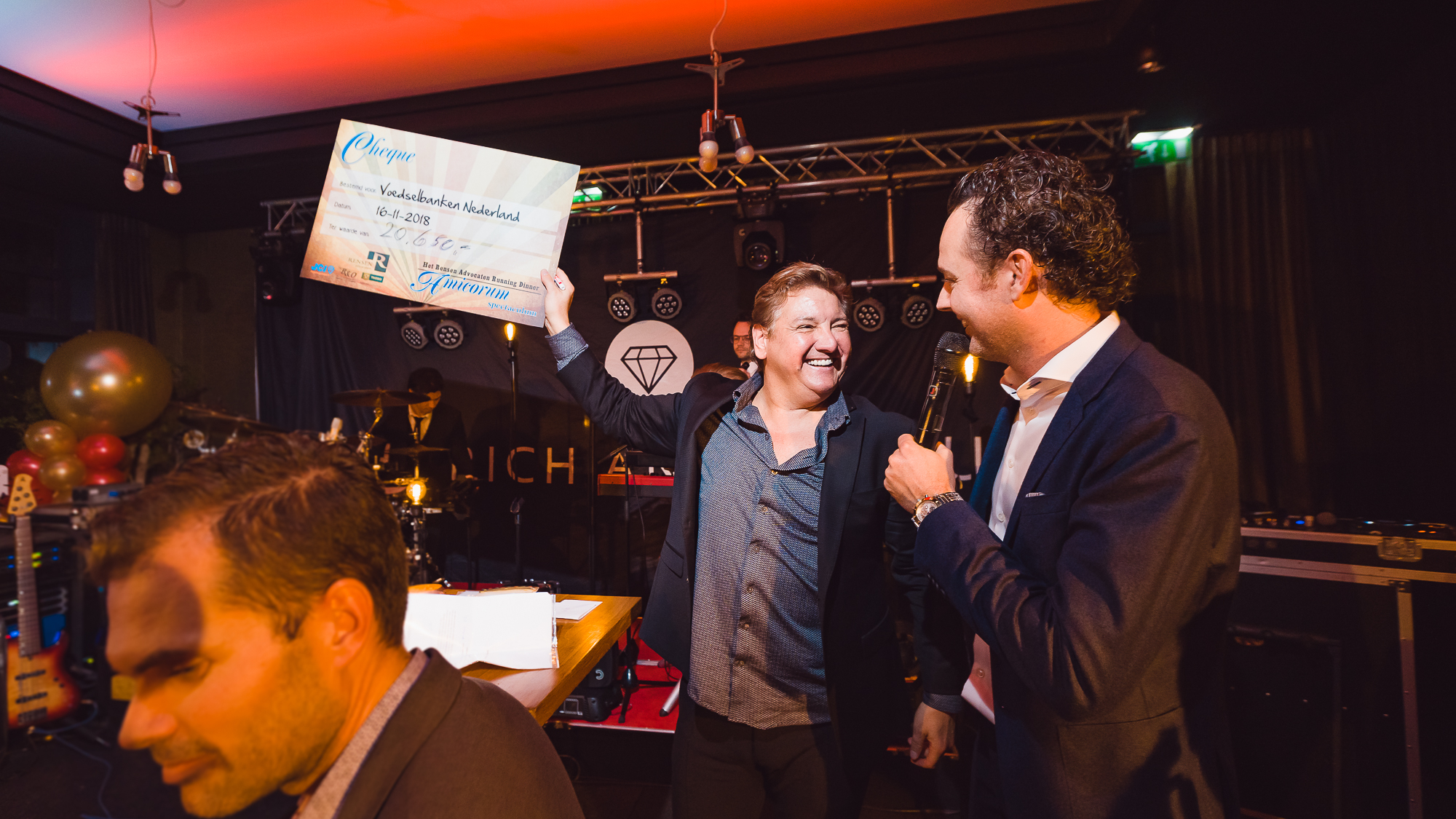 Trots toont René Froger de voorlopige opbrengst van het het Rensen Advocaten Running Dinner dat JCI Heerhugowaard organiseerde ten bate van Voedselbank Nederland. (Foto: Chee Janssen)