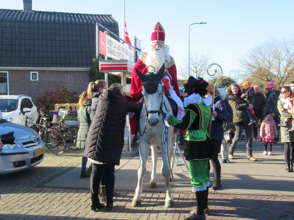 Sint zet koers voor de zijn intocht in 't Veld en Zijdewind. (Foto: Theo Moras)