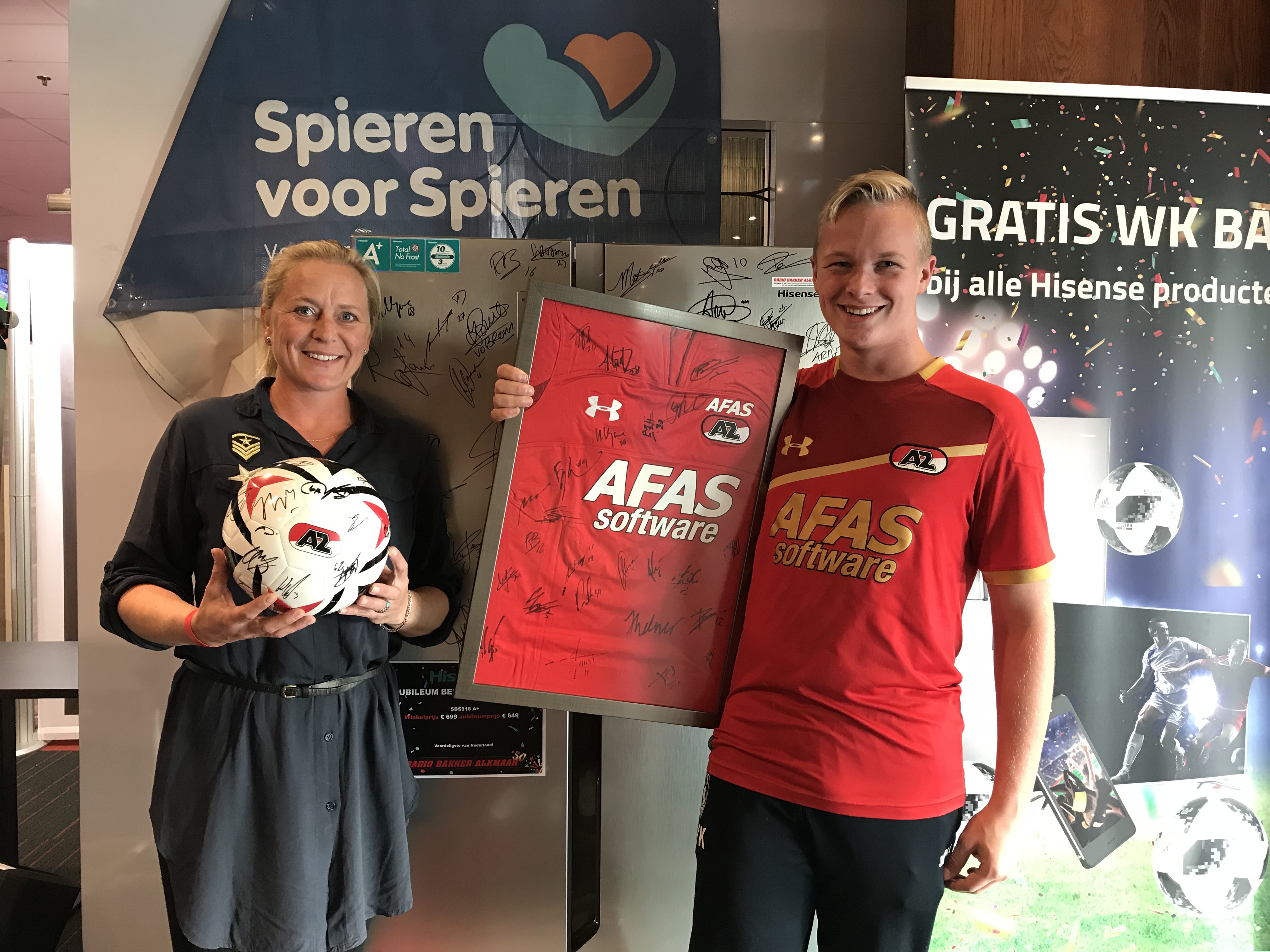 Familie Knoop had het hoogste bod op de gesigneerde voetbal en t-shirt van AZ. (Foto: aangeleverd)