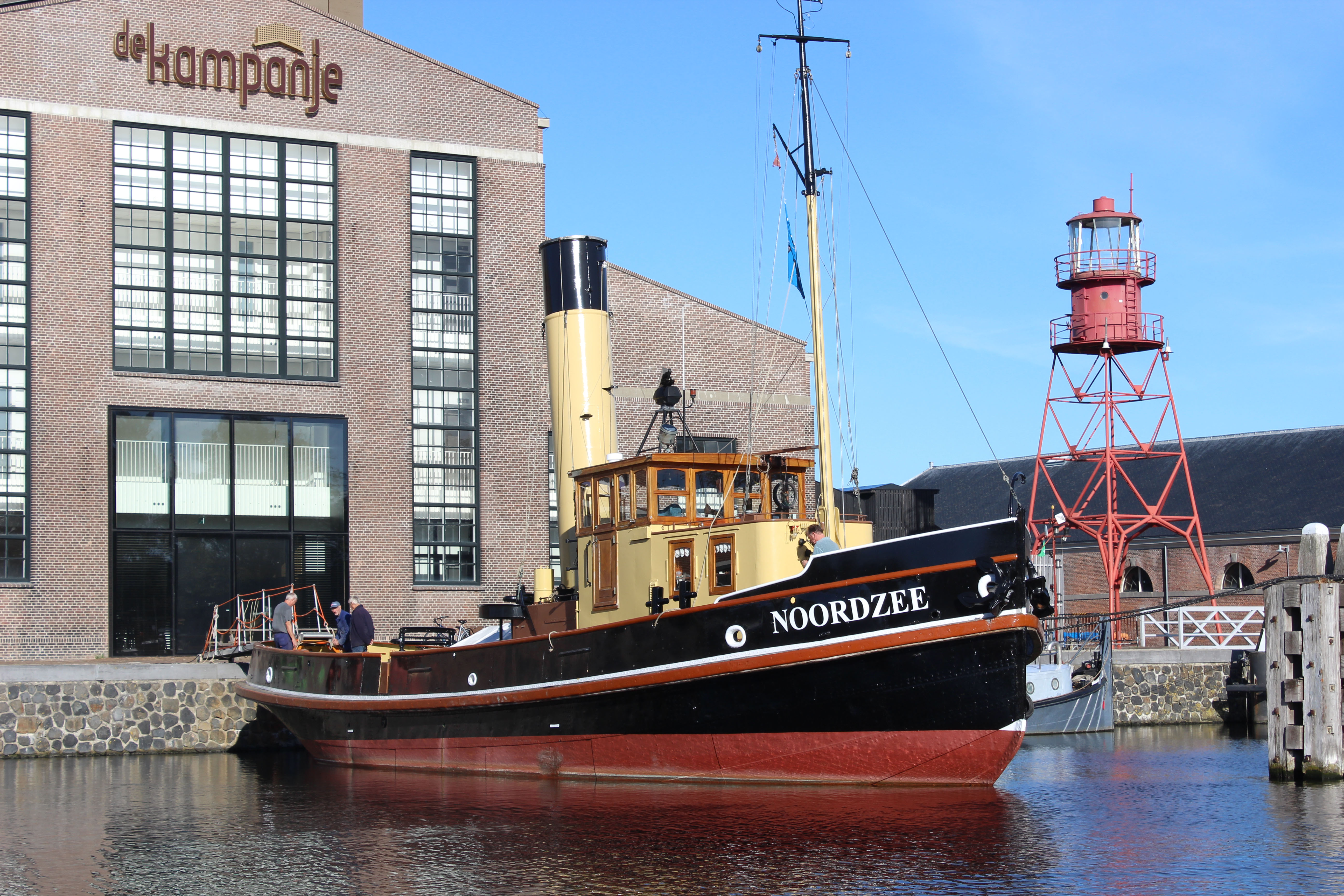 De stoomsleper Noordzee op haar vaste plek voor Theater De Kampanje in Museumhaven Willemsoord in Den Helder. (Foto: Stichting Stoomsleepboot Noordzee)