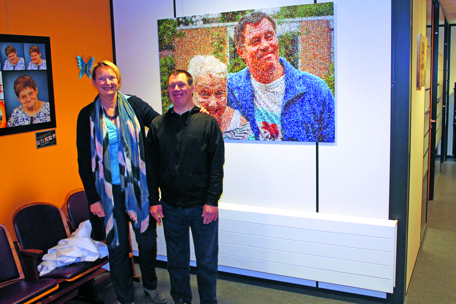 Kees Laan en directeur Ineke Huibregtsen voor het zojuist onthulde mozaïek. (Foto: Rodi Media/JB)