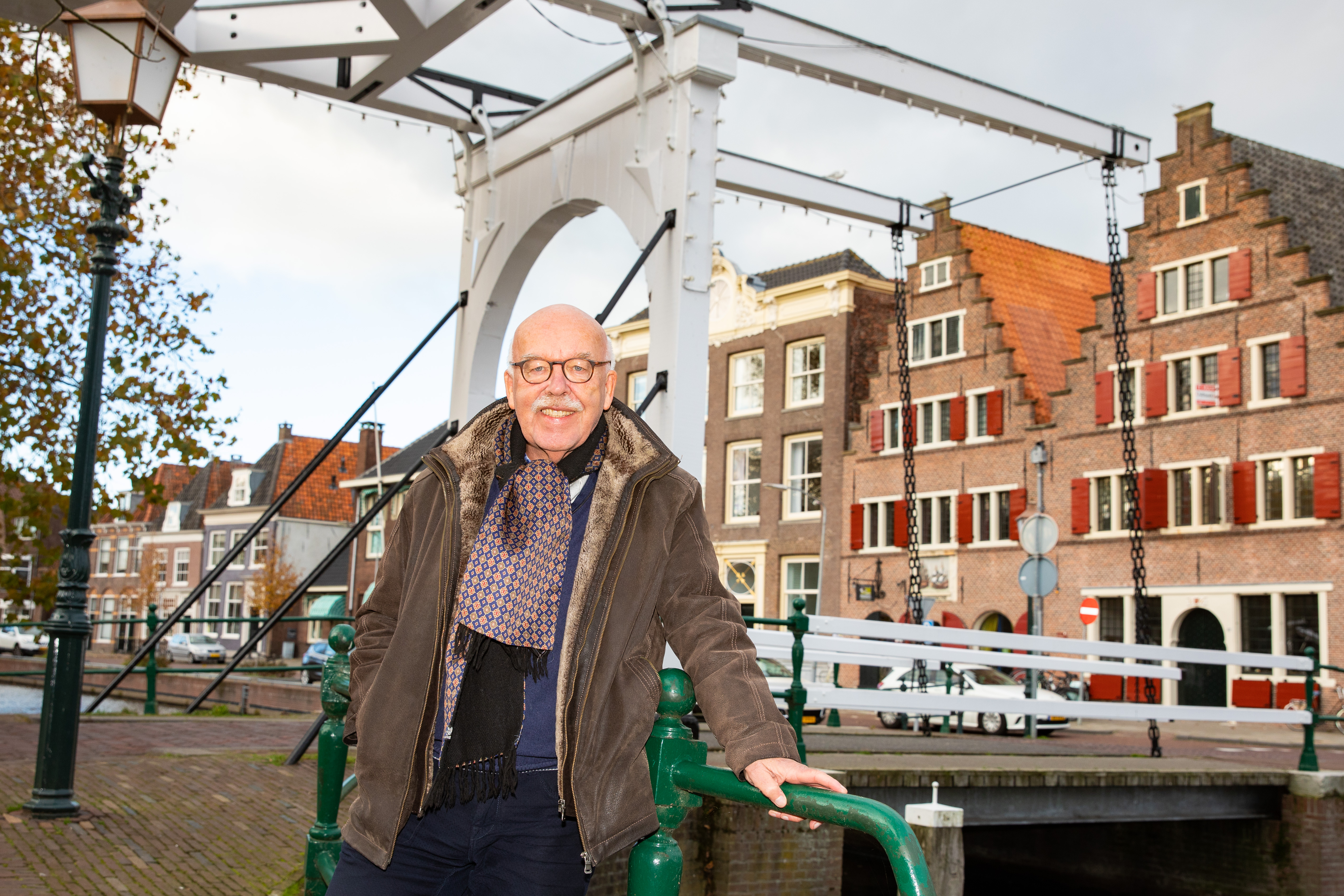Egbert voor de Pakhuisbrug met op de achtergrond het pand van Vereniging Oud Hoorn aan Onder de Boompjes. "Ik hoop dat de lezers Hoorn net zo leuk vinden als ik." (Foto: Vincent de Vries/RM)