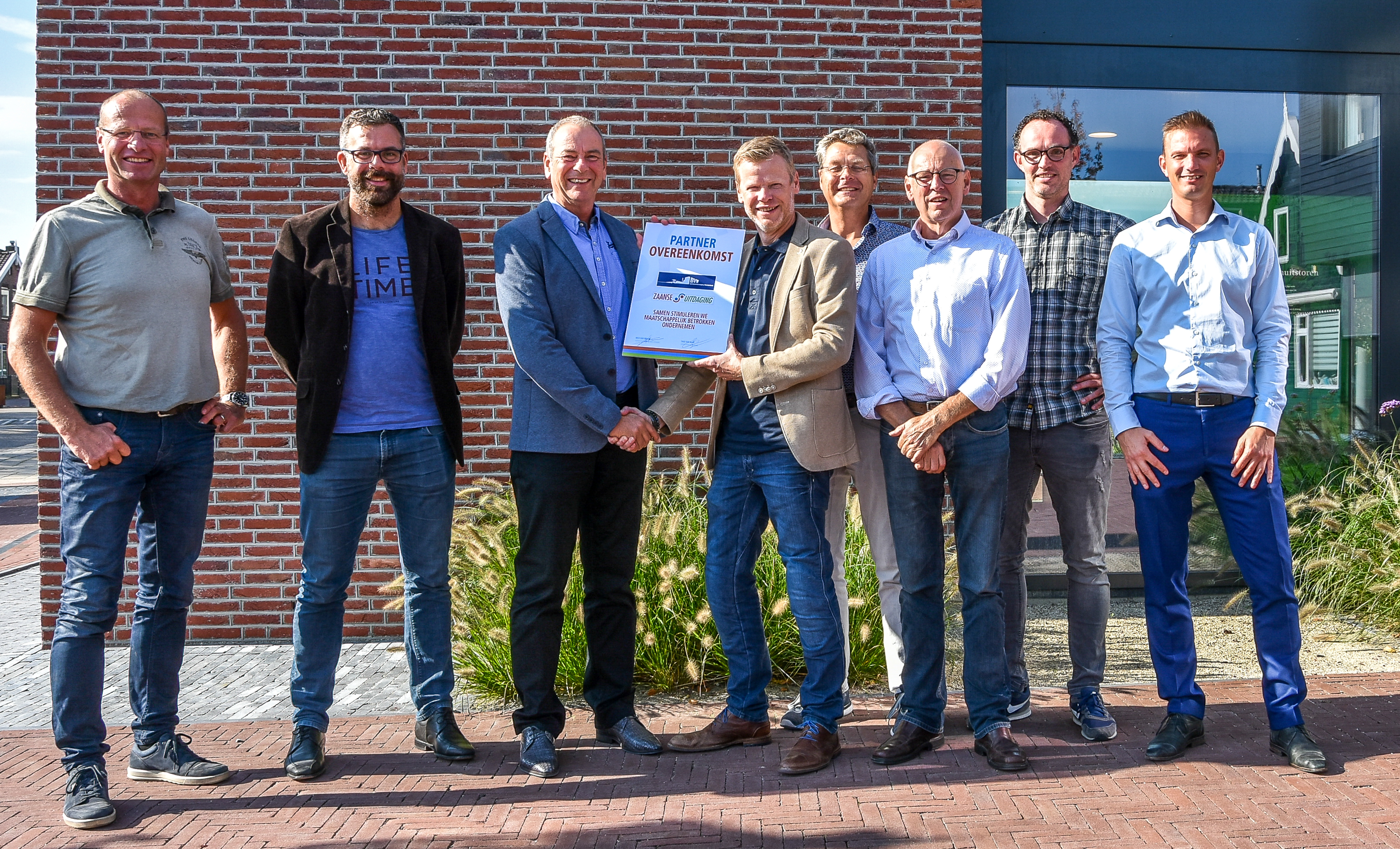 V.l.n.r. Gerben Floris (BV Wormerland), Bas Husslage (manager ZU), Nico van Braam (voorzitter ZU), Thijs van Baar (voorzitter BV Wormerland), André Klijnsma, Jan Koomen, Ruben de Bruin en Remco de Vries (allen BV Wormerland). (Foto: Fred Wolf)