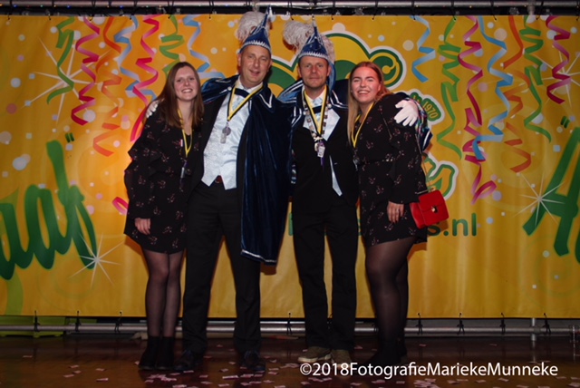 Prins Mank met zijn hofdames Floortje en Isa en adjudant Nelis. (Foto: Marieke Munneke)