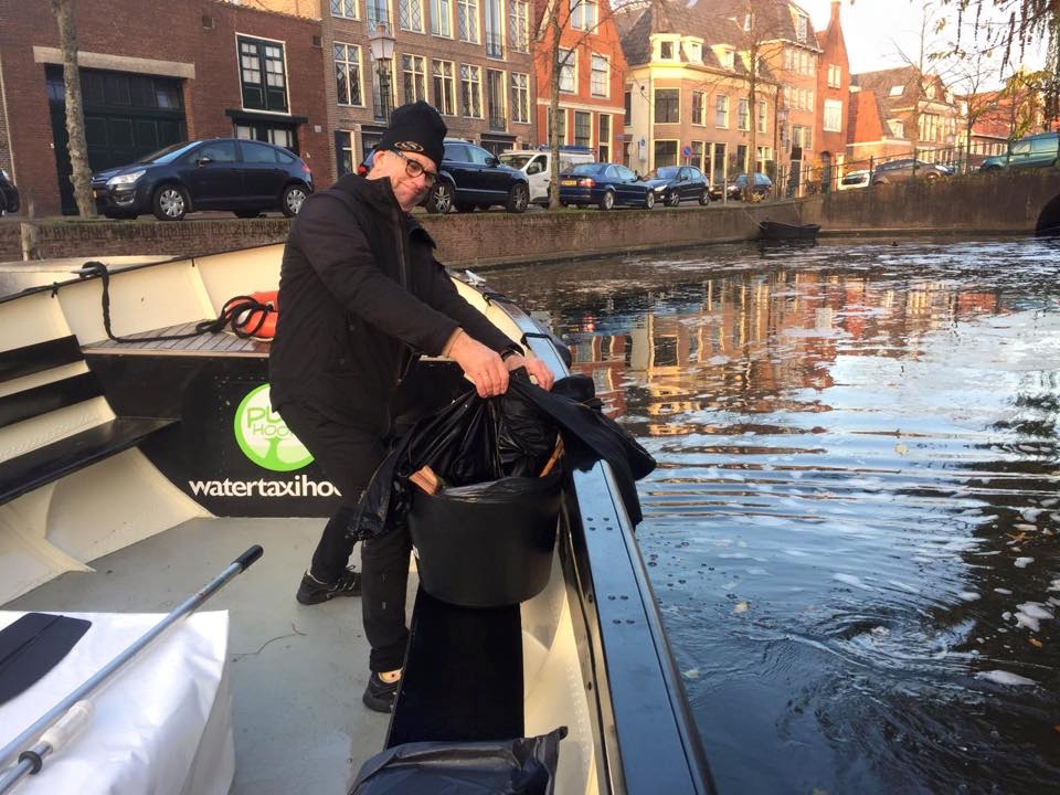 Veel van de vrijwillige schippers hebben opgemerkt dat er ook in de Hoornse wateren afval drijft. (Foto: aangeleverd)