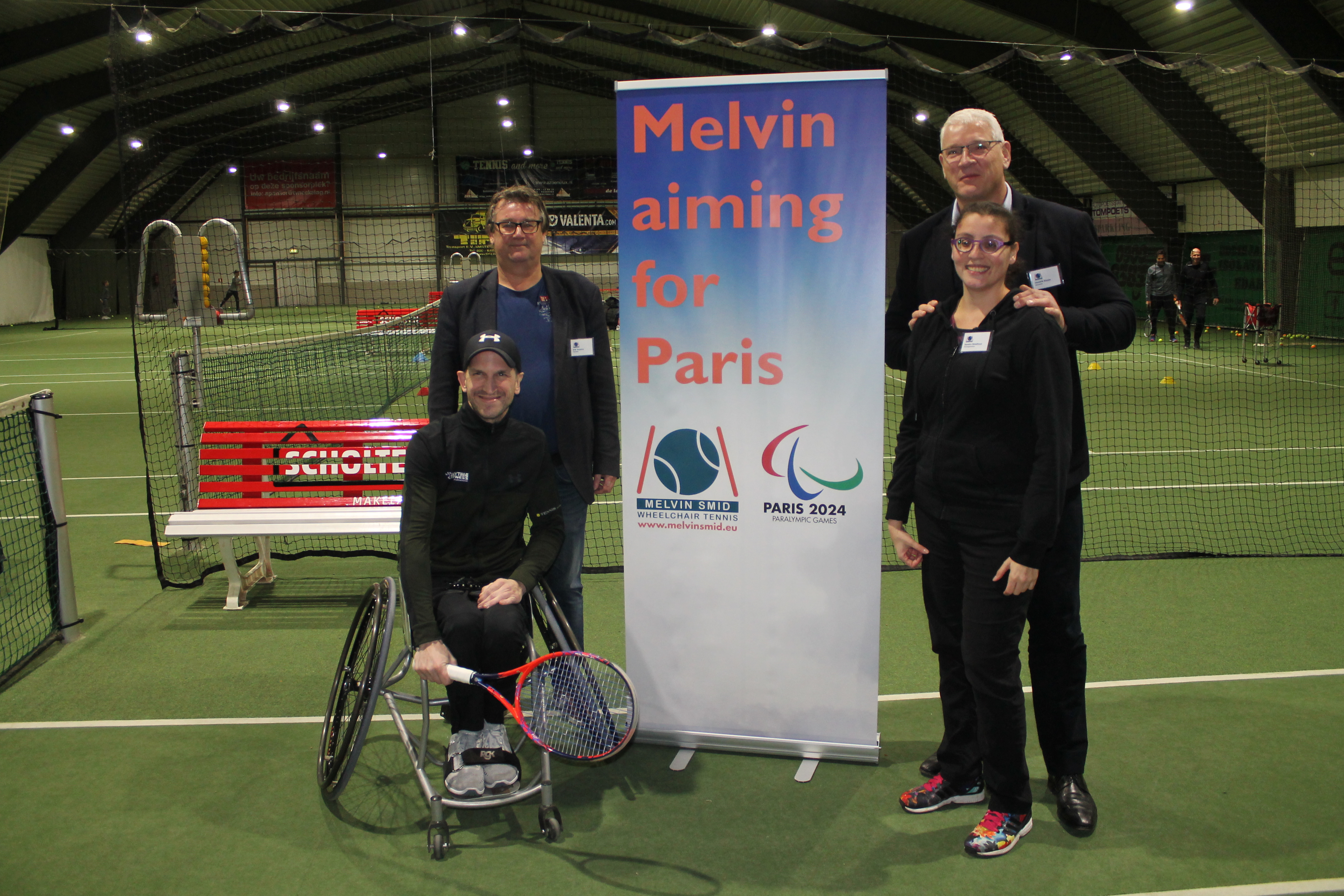 De rolstoeltennisser met het bestuur van de foundation. (Foto: Rodi Media/MB)