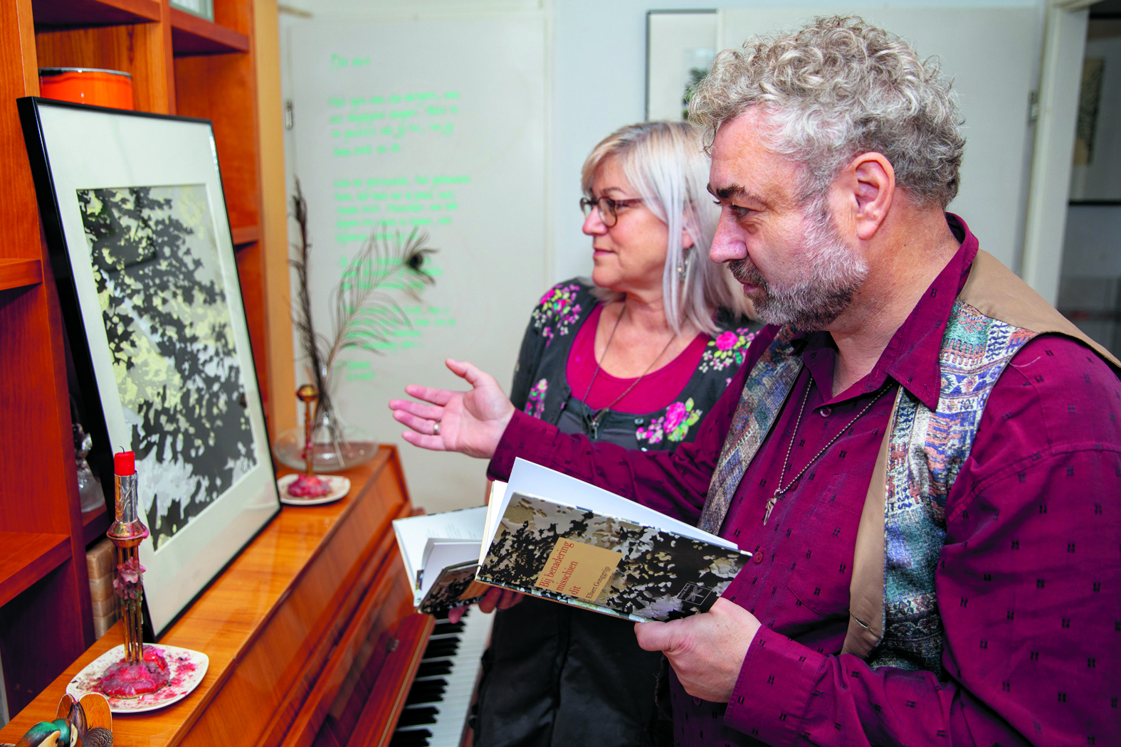 Elbert en Conny kijken even naar het schilderij waar de voorpagina van de bundel staat afgebeeld. (Foto's: Vincent de Vries/RM).
