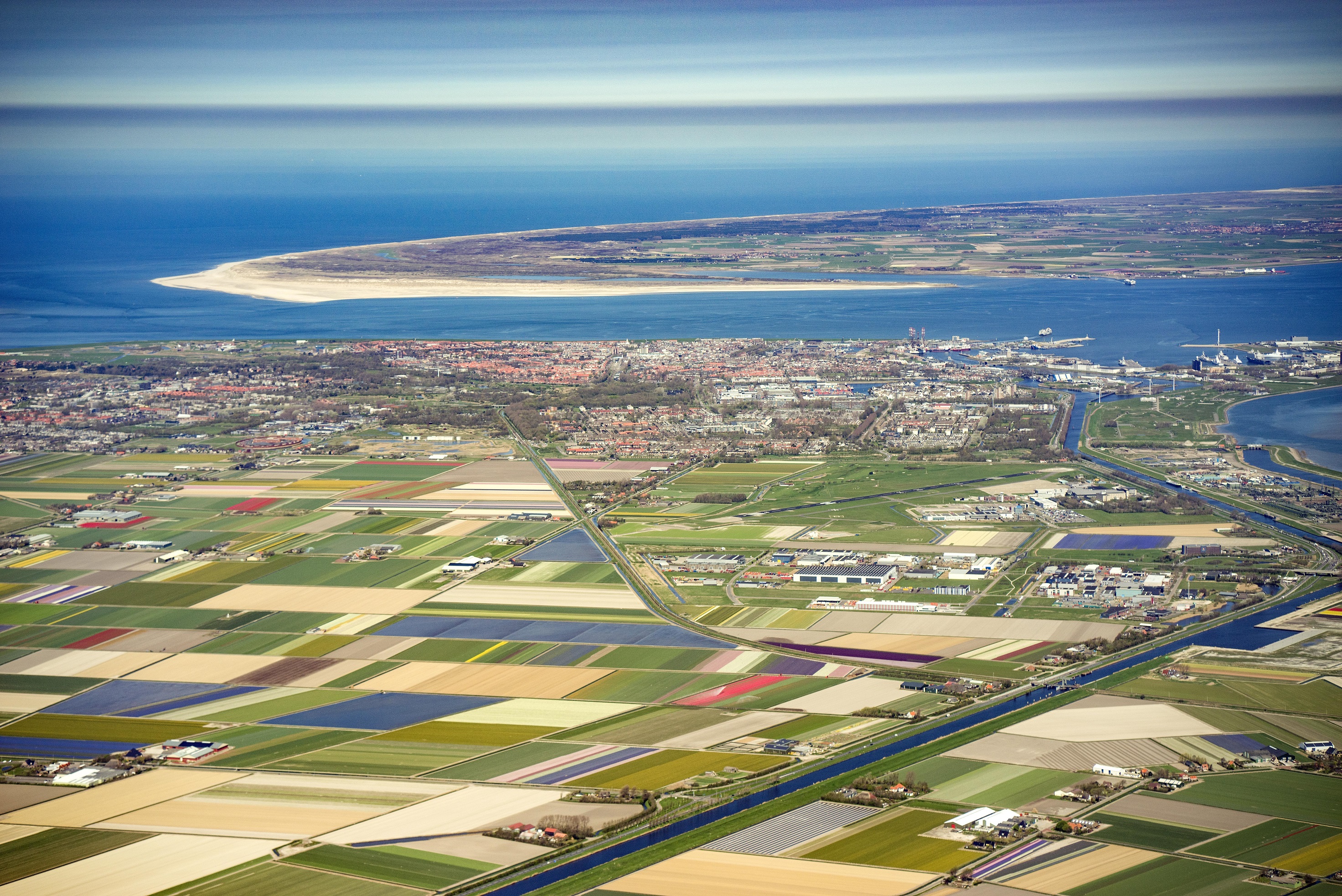 Luchtfoto Den Helder en Texel. (Foto: Peter van Aalst)
