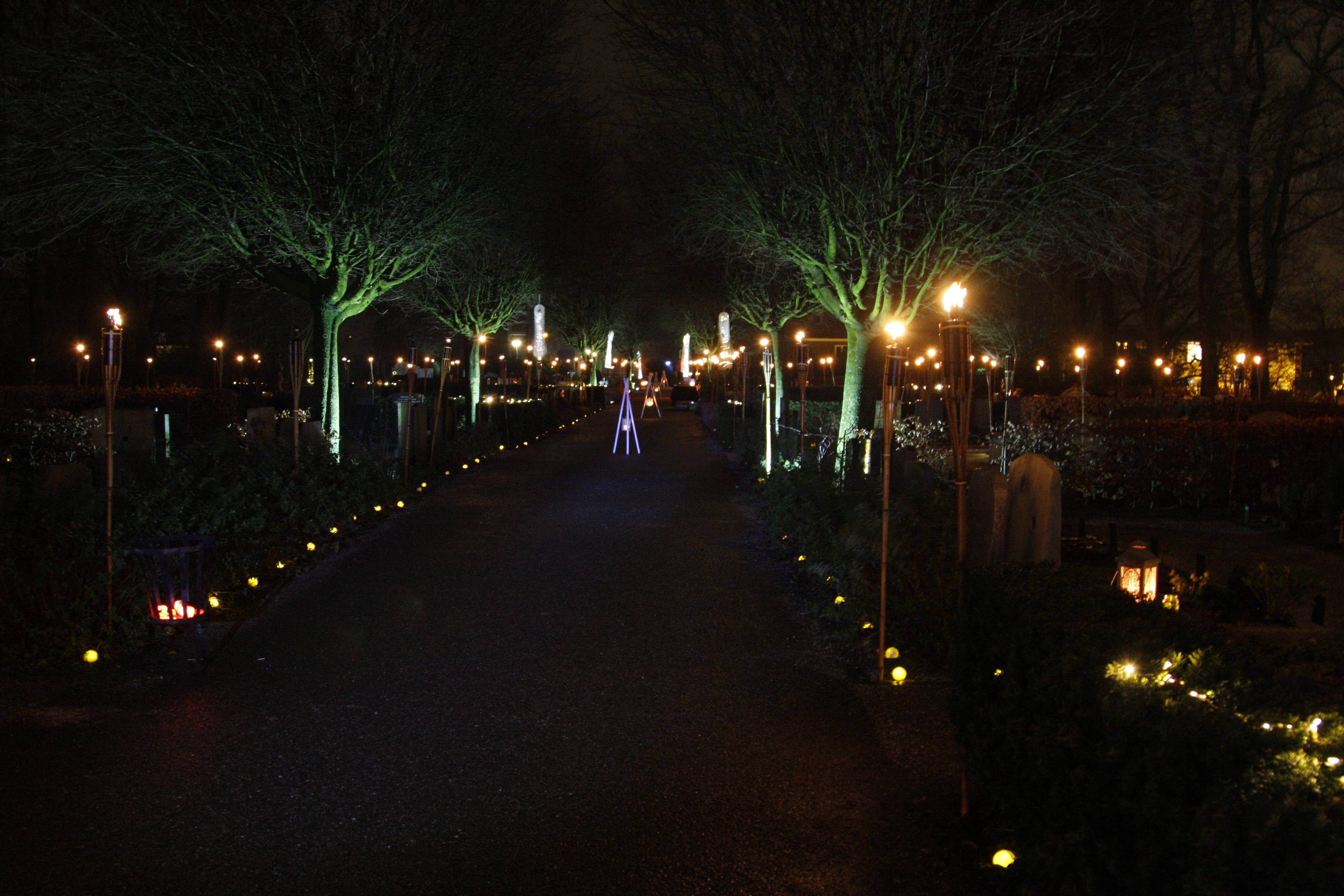 De vele fakkels, vuurkorven en andere lichtbronnen, zorgen voor een prachtige sfeer. (Foto: aangeleverd)
