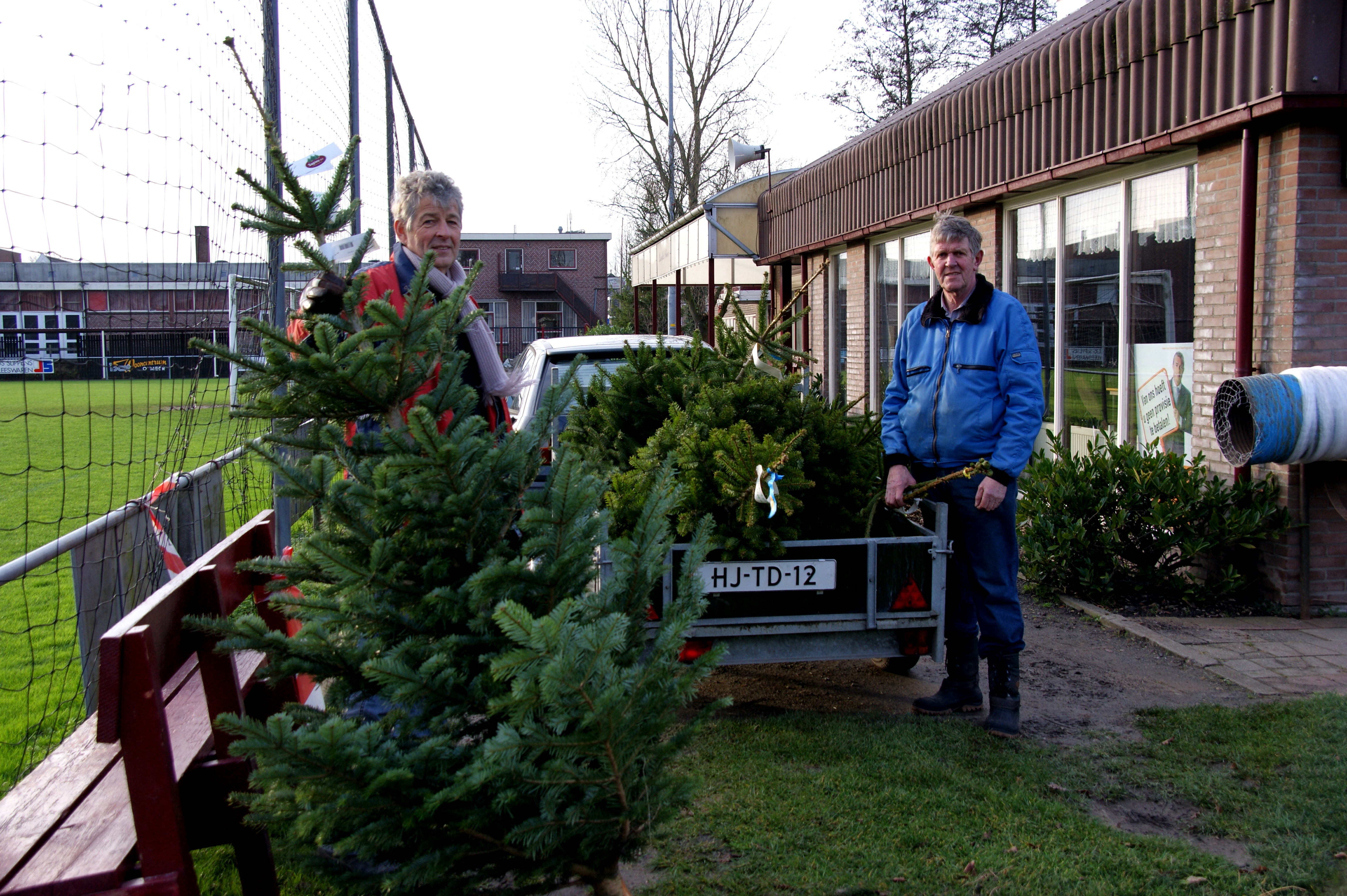 Vrijwilligers verkopen kwaliteit kerstbomen. De opbrengst komt ten goede aan HOSV G. (Foto: aangeleverd)