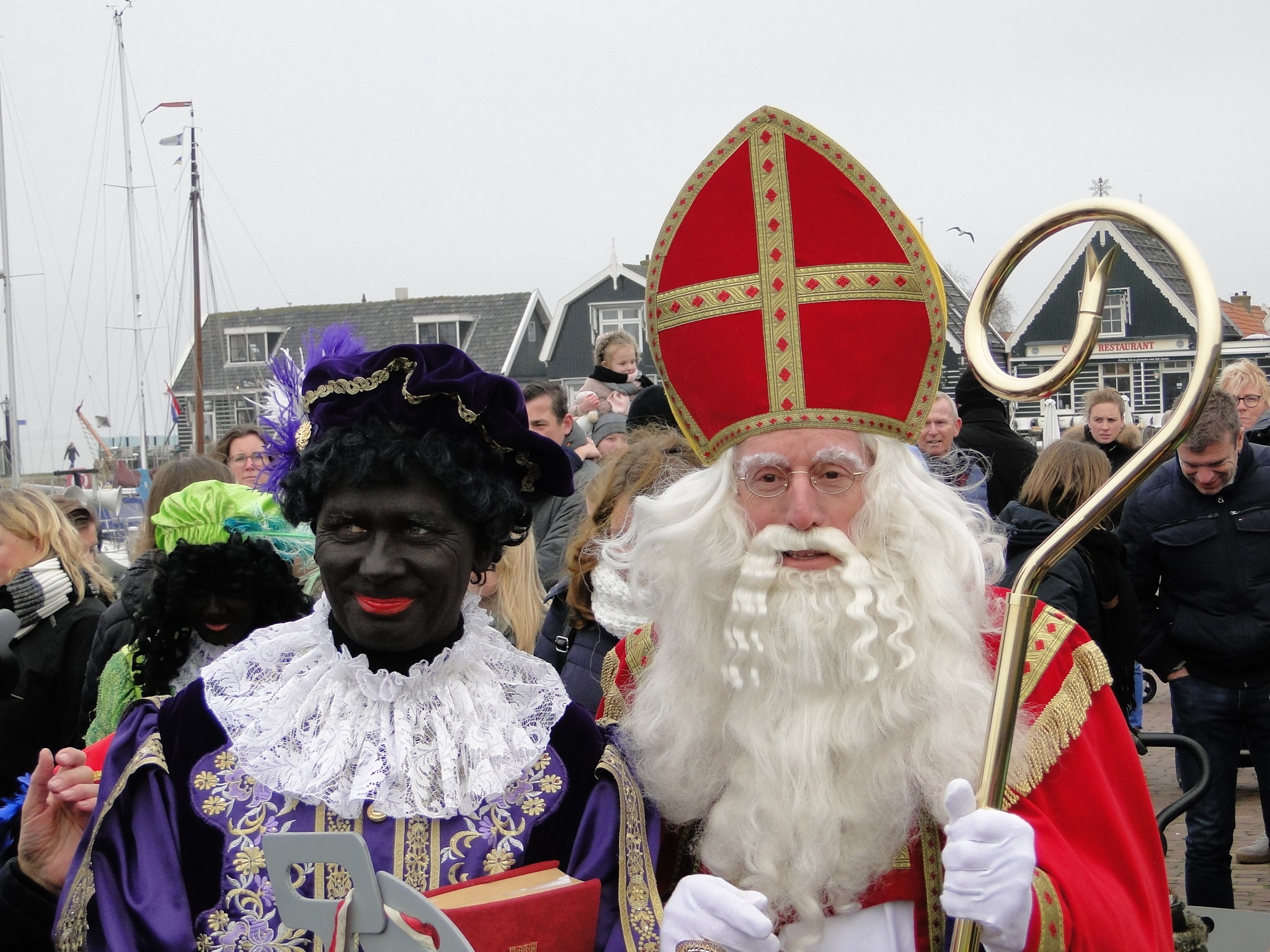 Sinterklaas werd binnengehaald door de burgemeester. (Foto: Pep)