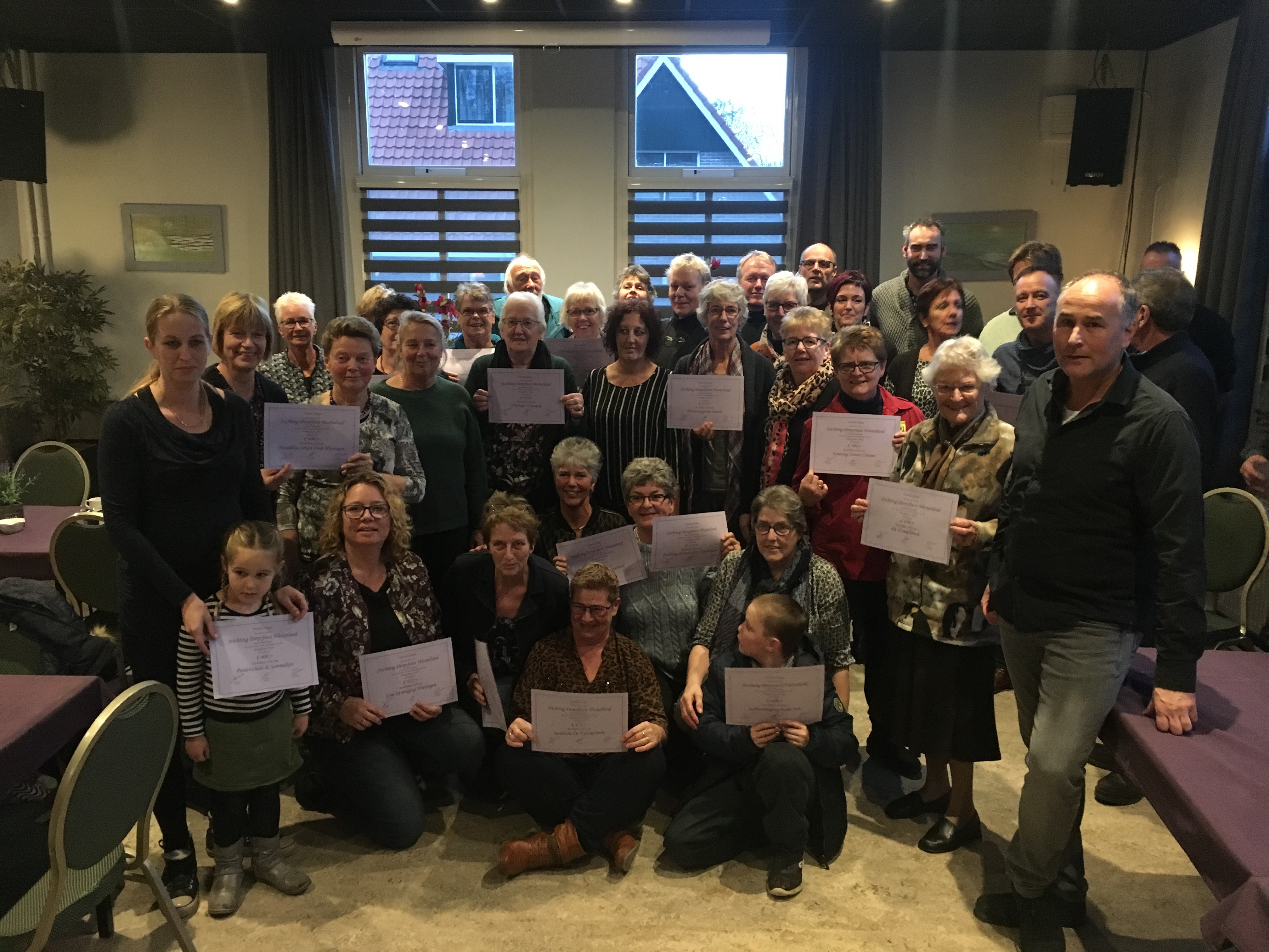 De vertegenwoordigers van de Wieringer verenigingen zijn blij met de extra bijdrage. (Foto: aangeleverd)