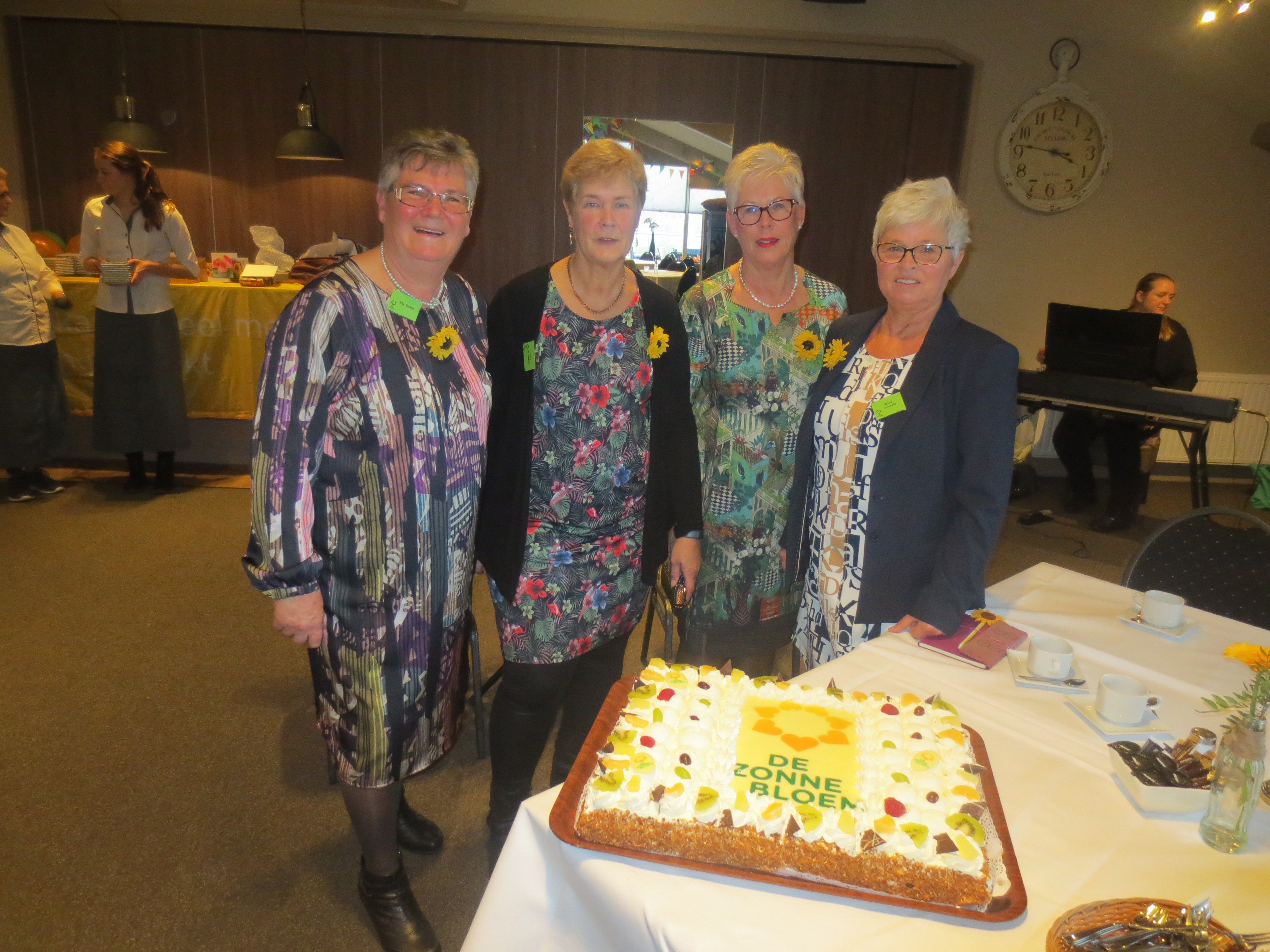 Het bestuur van de jubilerende afdeling. Van links naar rechts Ria Duijn (penningmeester), Bets de Ridder (recretaris), Elly Bark (hoofd bezoekwerk) en Wies Scheele (voorzitter). Foto: aangeleverd