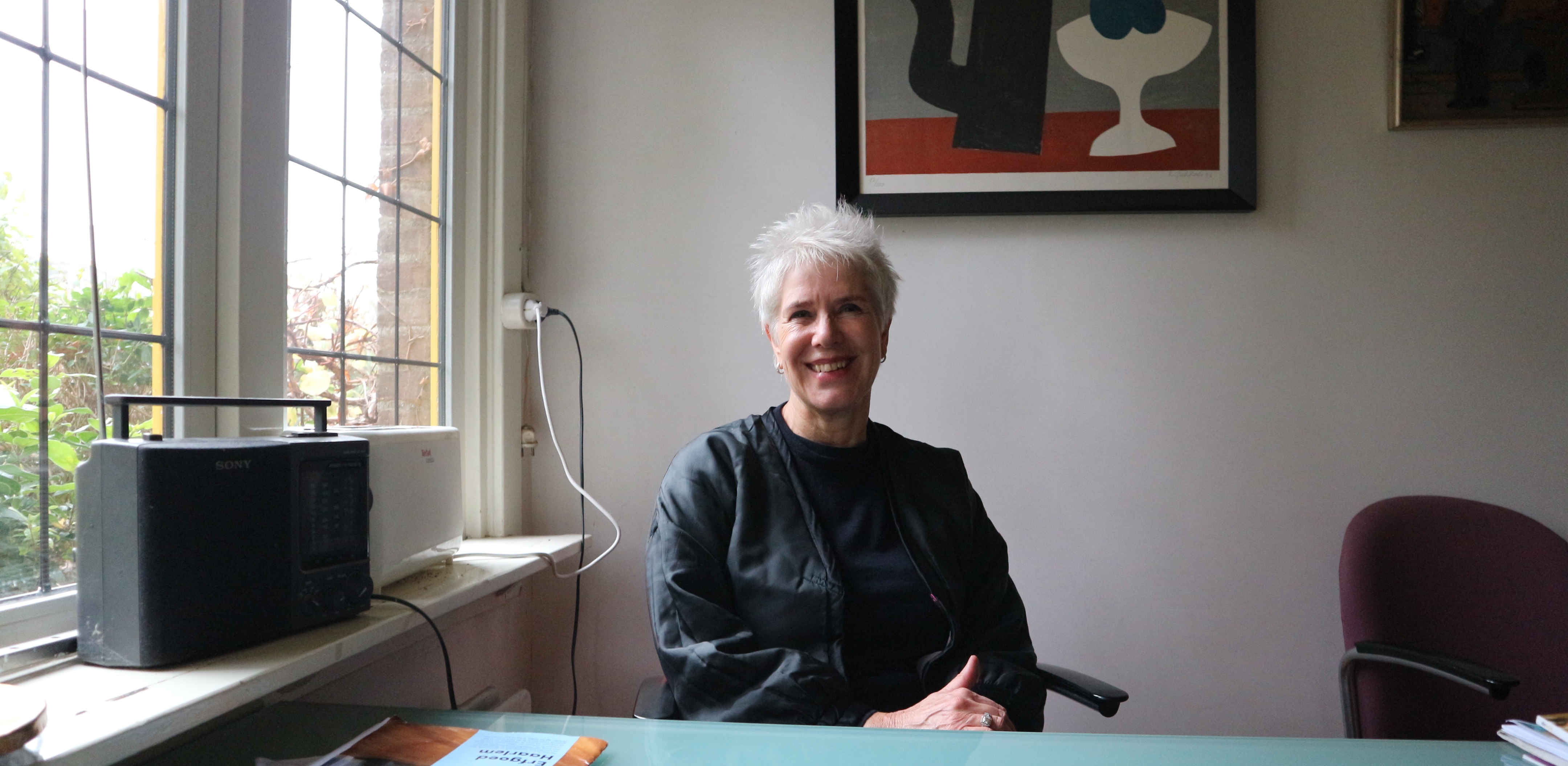 Lousie van Zetten: “Het gaat niet alleen om dit pand. Ik vind dat we veel meer moeten kijken naar hoe we met de Joodse geschiedenis in Haarlem om moeten gaan om de herinnering levend te houden." ( Foto: Christa Warmerdam)
