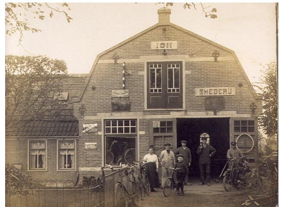 De smederij van Jan Modder aan het Kerkplein. Later nam zijn zoon Piet de zaak over. (Foto: aangeleverd).