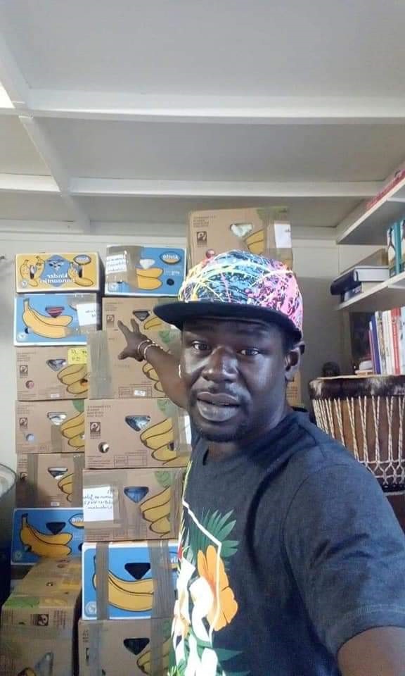 Lamin en Jolanda zijn ontzettend blij met de bananendozen vol met spullen. (Foto: aangeleverd)