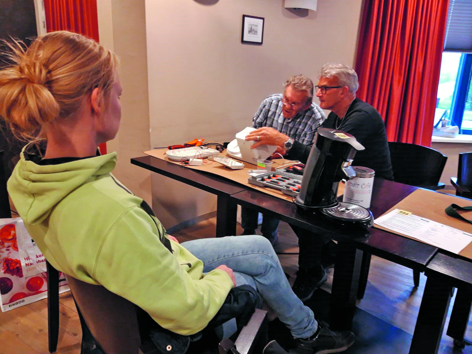 In repaircafé worden kapotte spullen gerepareerd. (Foto: aangeleverd)