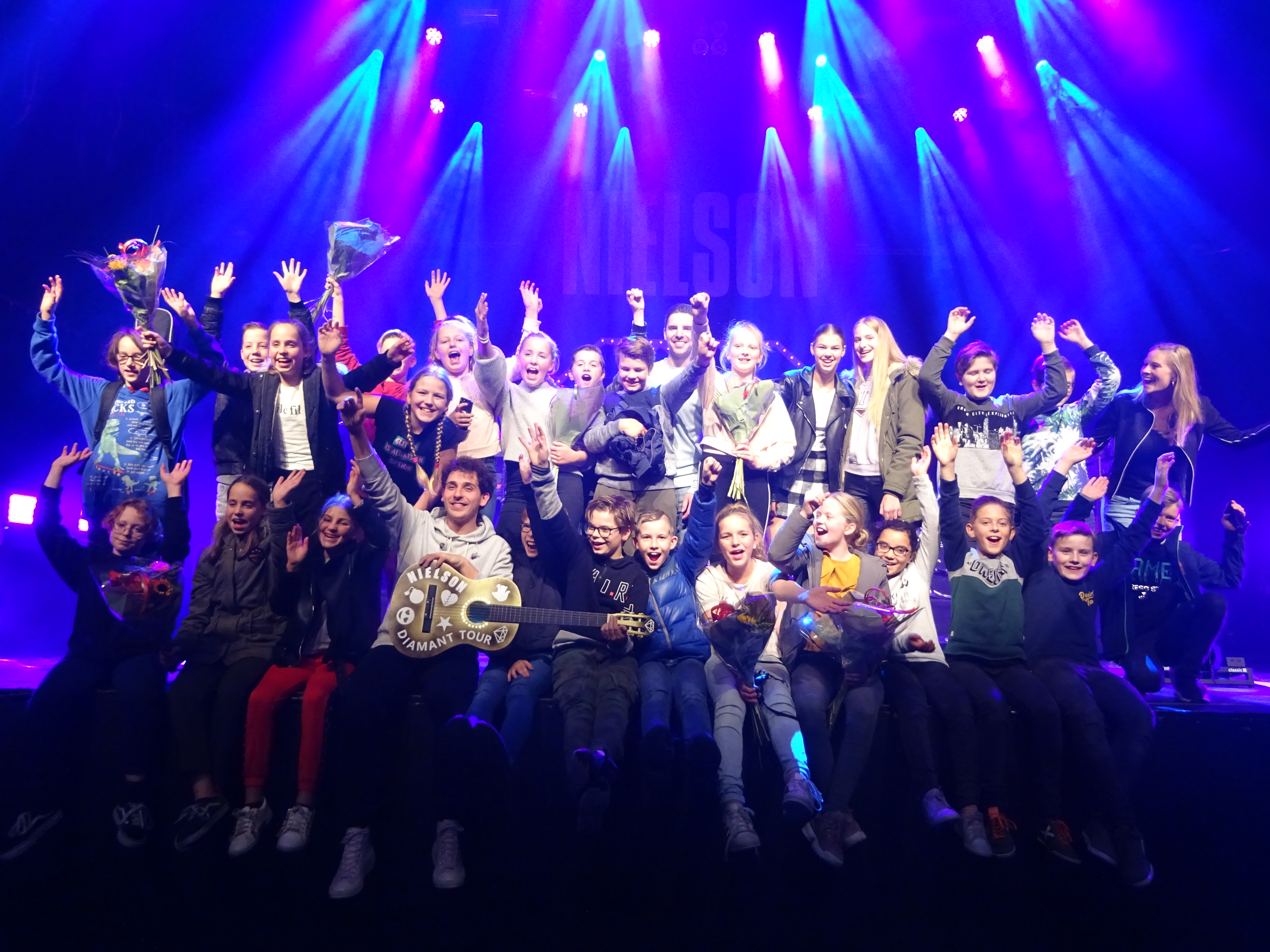 De kanjers van De Bareel samen met singer-songwriter Nielson. (FOTO: FALKO DOORNEKAMP)