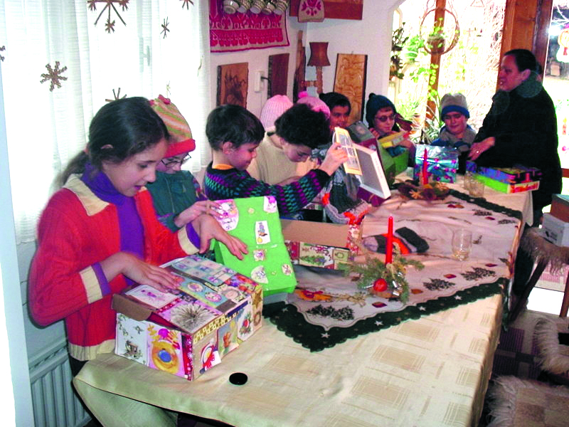 De kinderen in Roemenïe worden wederom verblijd met leuke cadeautjes in schoenendozen. (Foto's: aangeleverd)
