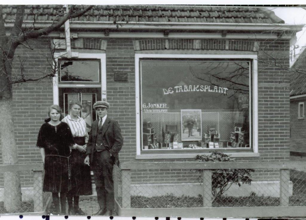 Gert Jonker begon omstreeks 1916 op Bovenweg154 een tabaks- en sigarenwinkeltje en een transportbedrijf. Zijn zoon Jan nam het transportbedrijf over en breidde dit uit tot Transportbedrijf J. Jonker en zonen. In de jaren ’60 begon Piet Heemskerk hier snackbar , Het Haantje'. (Foto: Historisch