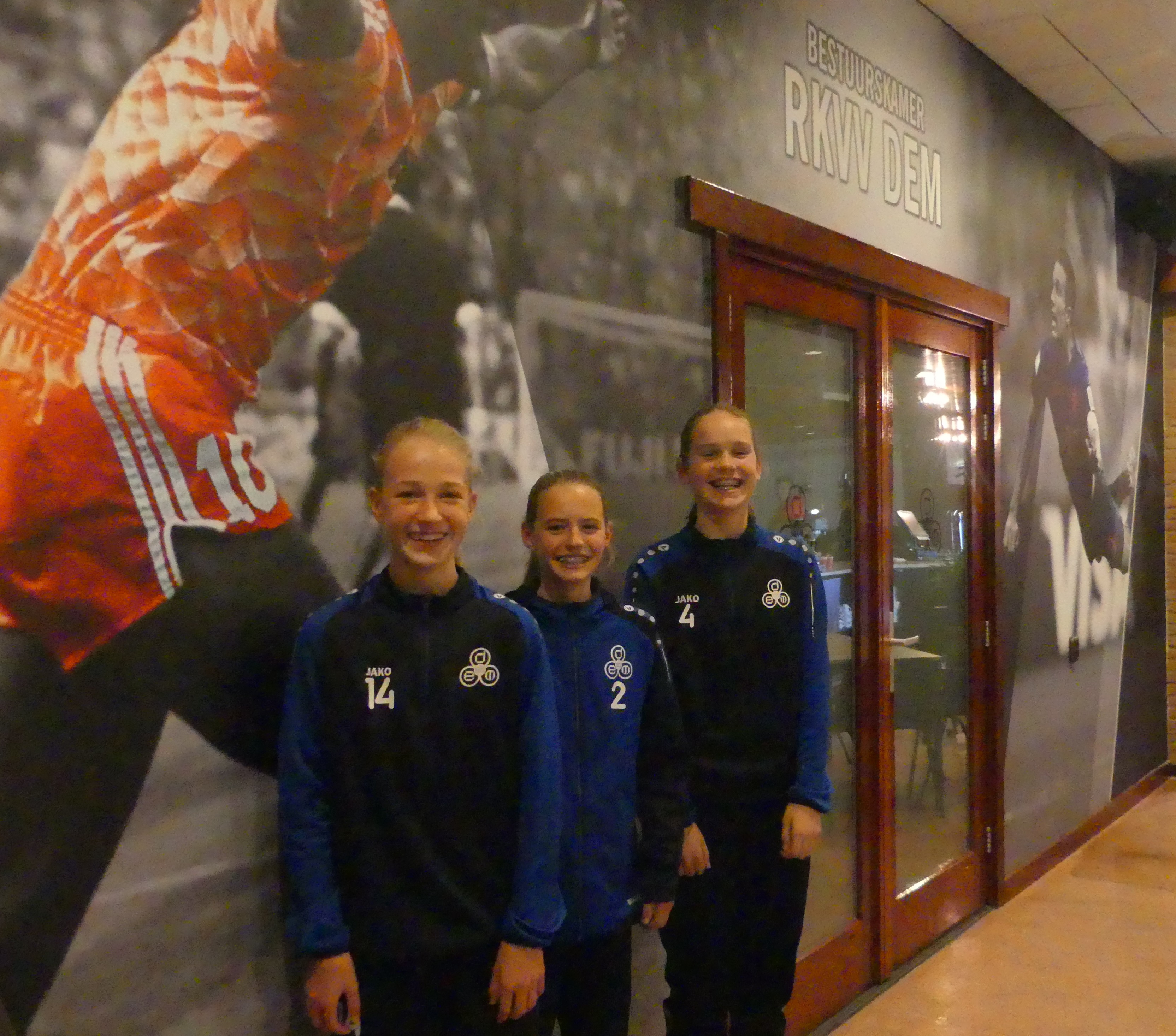 Van links naar rechts: Jade van Hensbergen, Kate Drent en Roos Valk. (FOTO: TON LIMMEN)