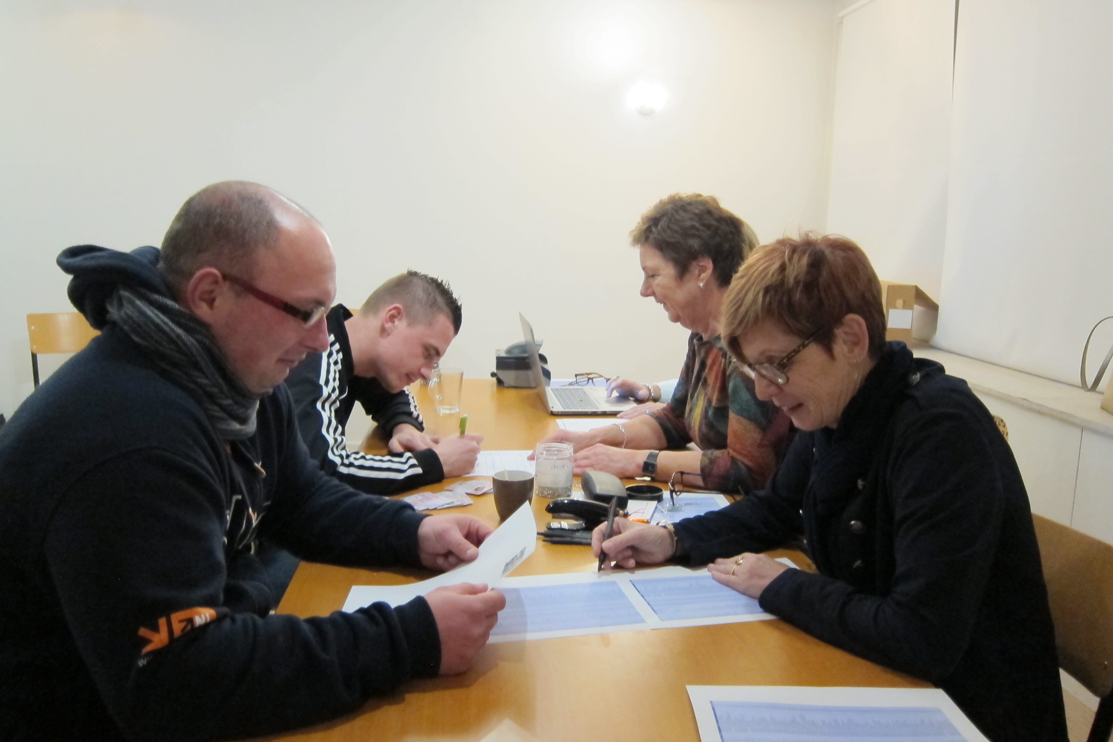 In het Slothuys in Spanbroek worden Mateusz Brzozowski en Jakub Raczkowski ingeschreven in Basisregistratie Persoonsgegevens. (Foto: gemeente Opmeer)
