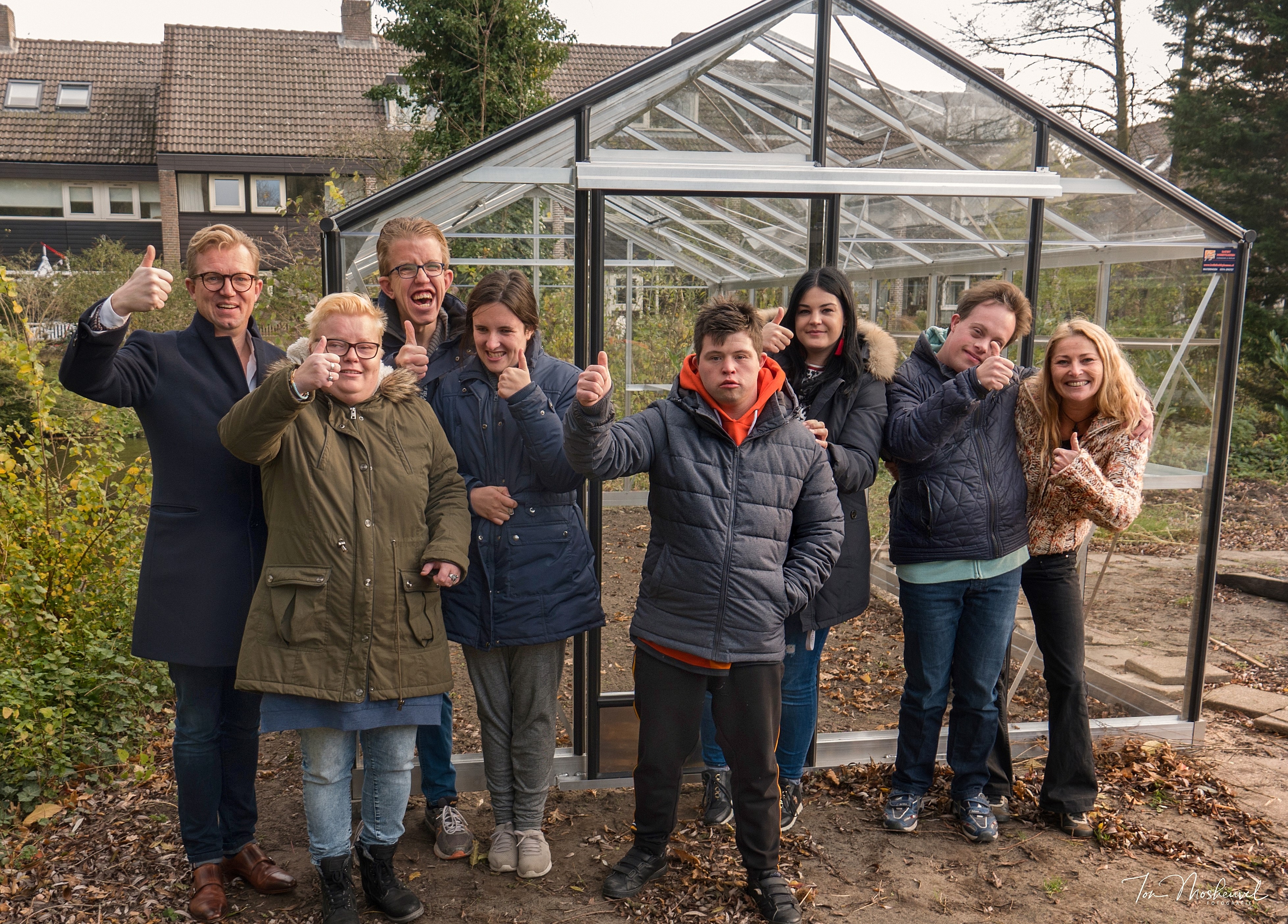 Lichtjesavond Alkmaar doneert tuinkas aan het Rekerhuis. (Foto: Ton Mosheuvel).