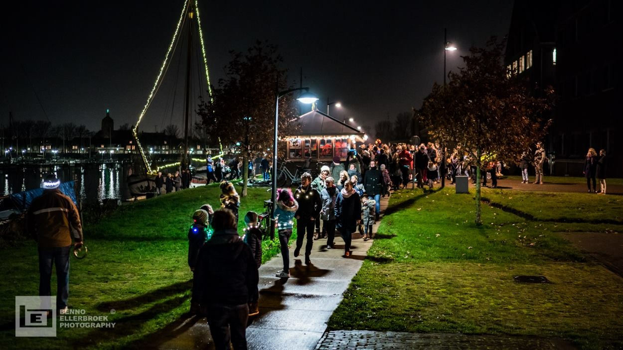 Kinderen kunnen meehelpen de lichtjes op de schepen in de Hoornse haven te ontsteken. (Foto: Benno Ellerbroek)