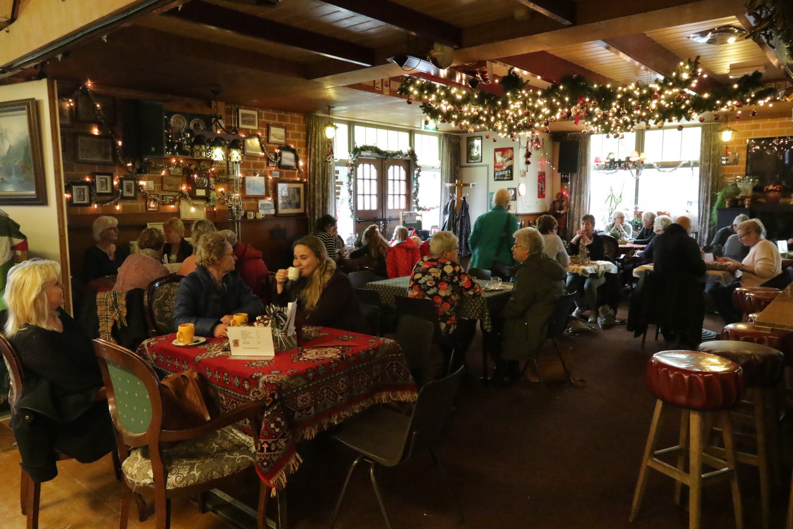Sommige Aartswouders zetten hun deuren open voor bezoekers om de kerstsfeer te proeven. (Foto: Hanneke de Boer)