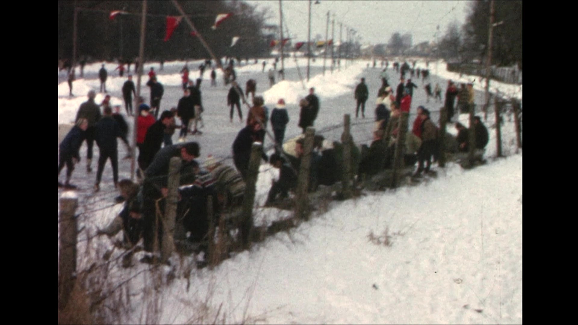 Still uit de 8mm film van de IJsbaan aan de Leeuwarderweg januari 1963. (Foto: aangeleverd)
