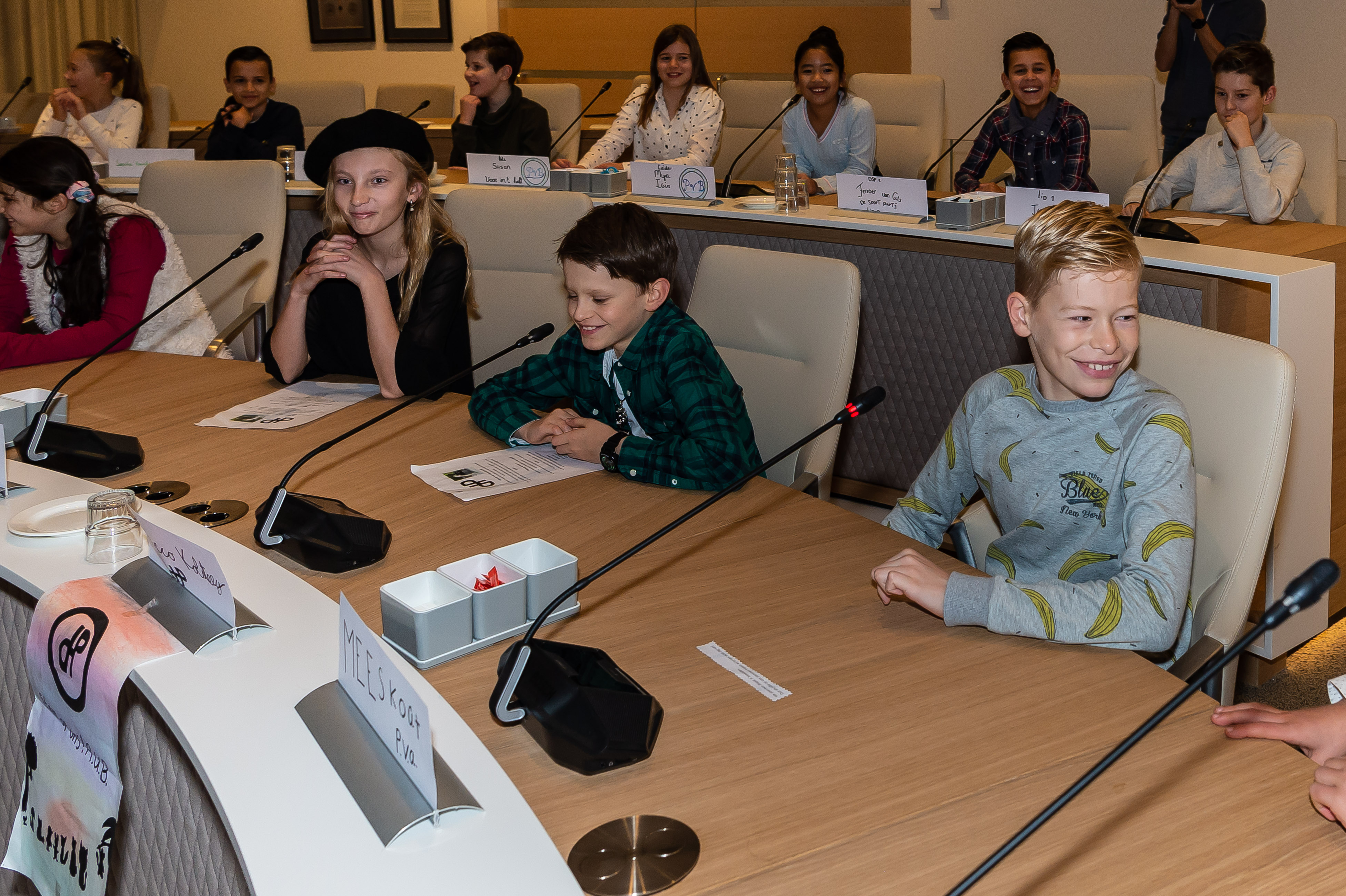 De leerlingen namen met genoegen plaats achter de microfoon. (Foto: Han Giskes)
