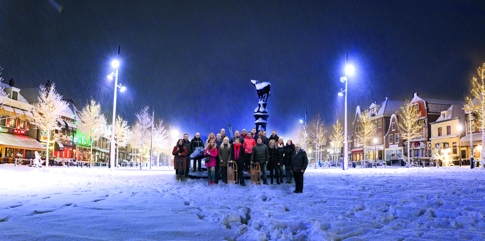 Vertegenwoordigers van alle organisaties bijeen op de Koemarkt. Ze hopen op dezelfde weeromstandigheden als de foto doet vermoeden. (Foto: Han Giskes, met dank aan Roel ter Voort van Voorts voor de bewerking)