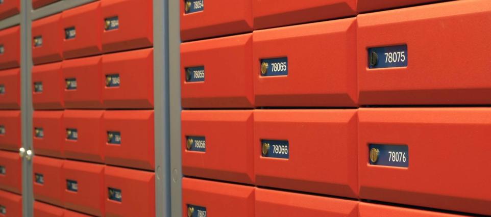 Bij supermarkt Deen is een wand met postbussen. Ook de gemeente had daar voorheen een dergelijke postbus. (Foto: aangeleverd)