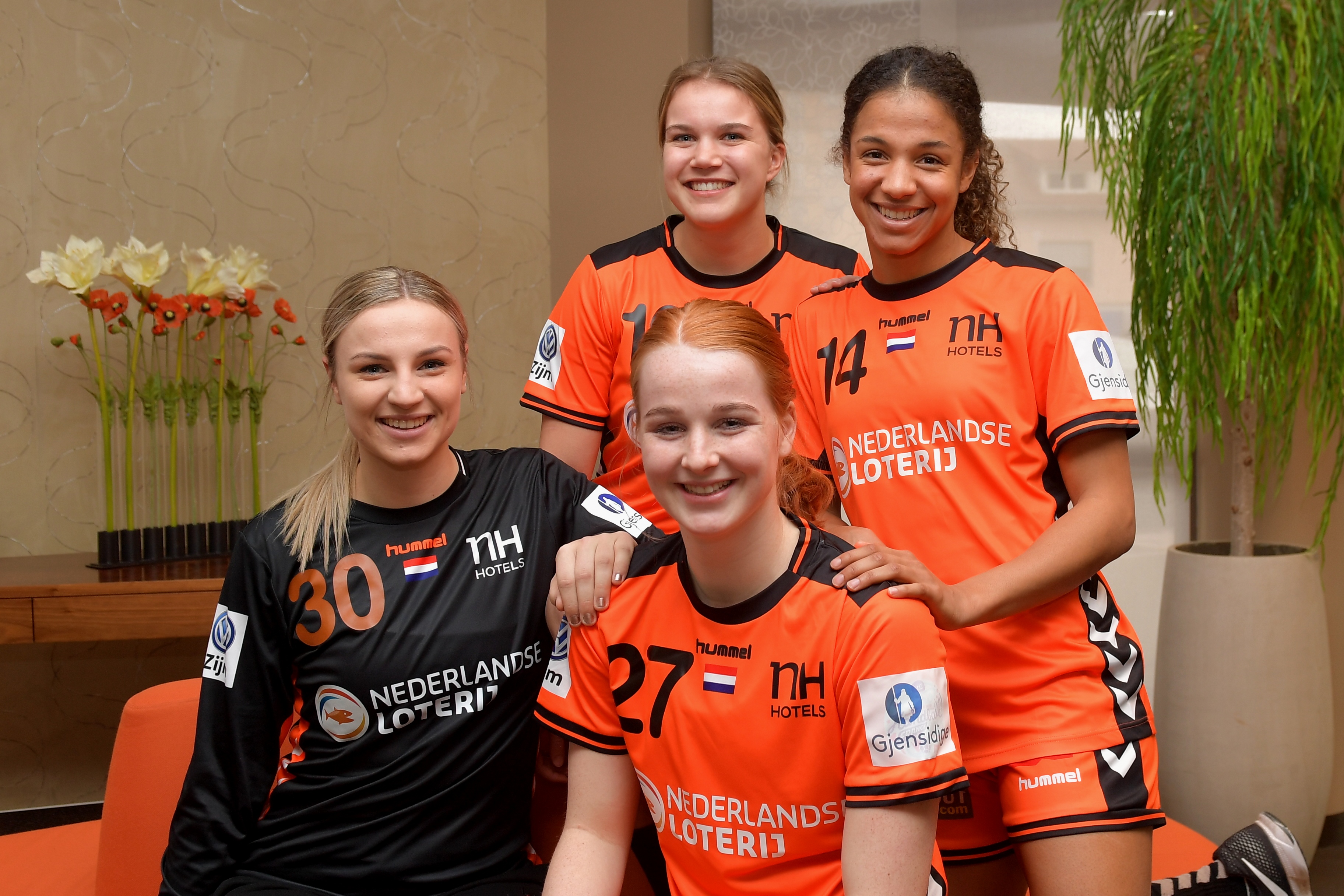 Delaila Amega (r) en de andere debutanten in de EK-selectie van de handbalvrouwen. 'Iedereen wil er alles aan doen om er wedstrijd na wedstrijd het beste uit te halen.' (Foto: aangeleverd)