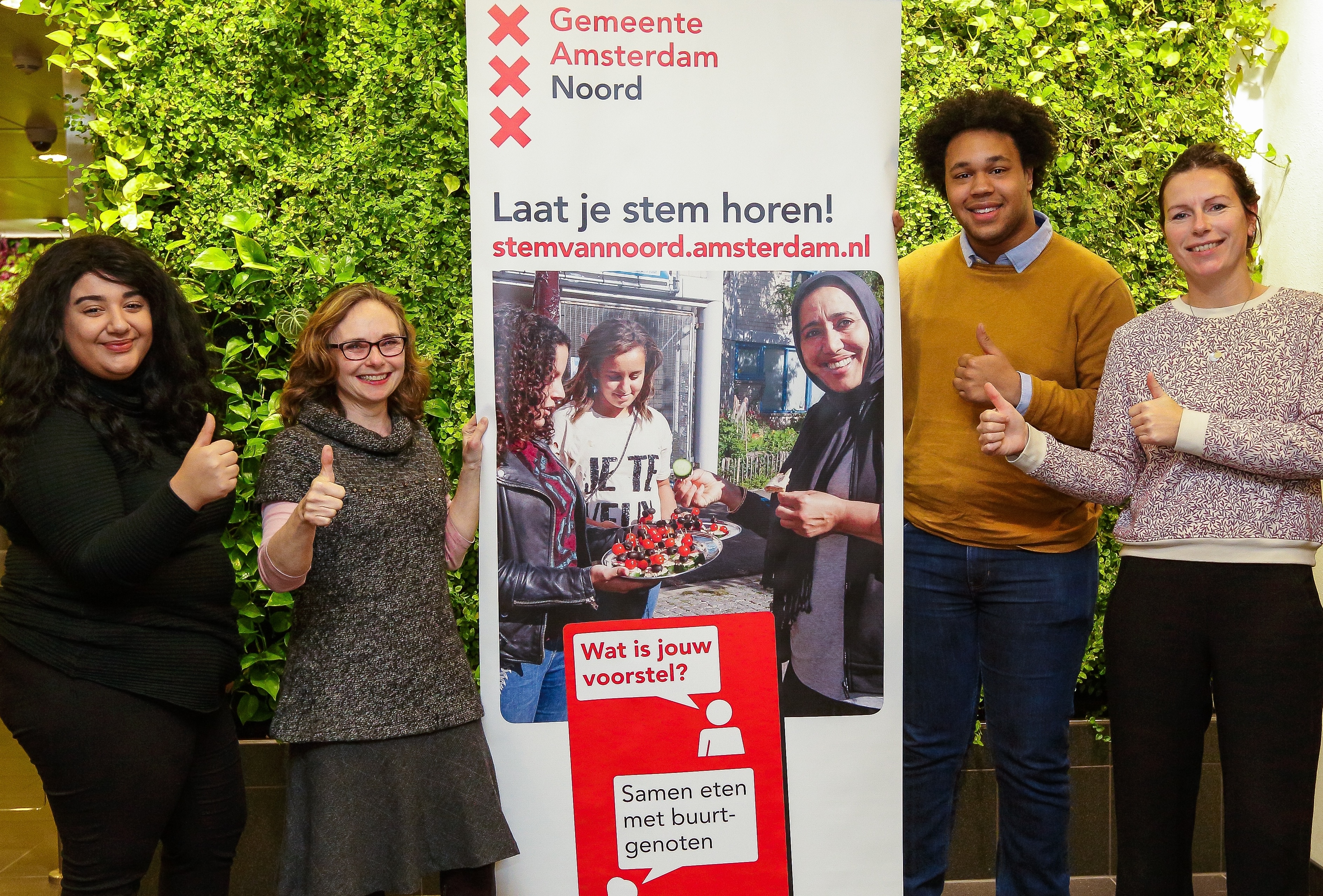 Van links naar rechts: Fatin Bouali, Regina Anmuth, Elijah Alvares en Nicoline van de Torre van de stadsdeelcommissie. Zij gaan de Stem van Noord beheren en kijken uit naar ideeën voor de buurt! (Foto: aangeleverd)