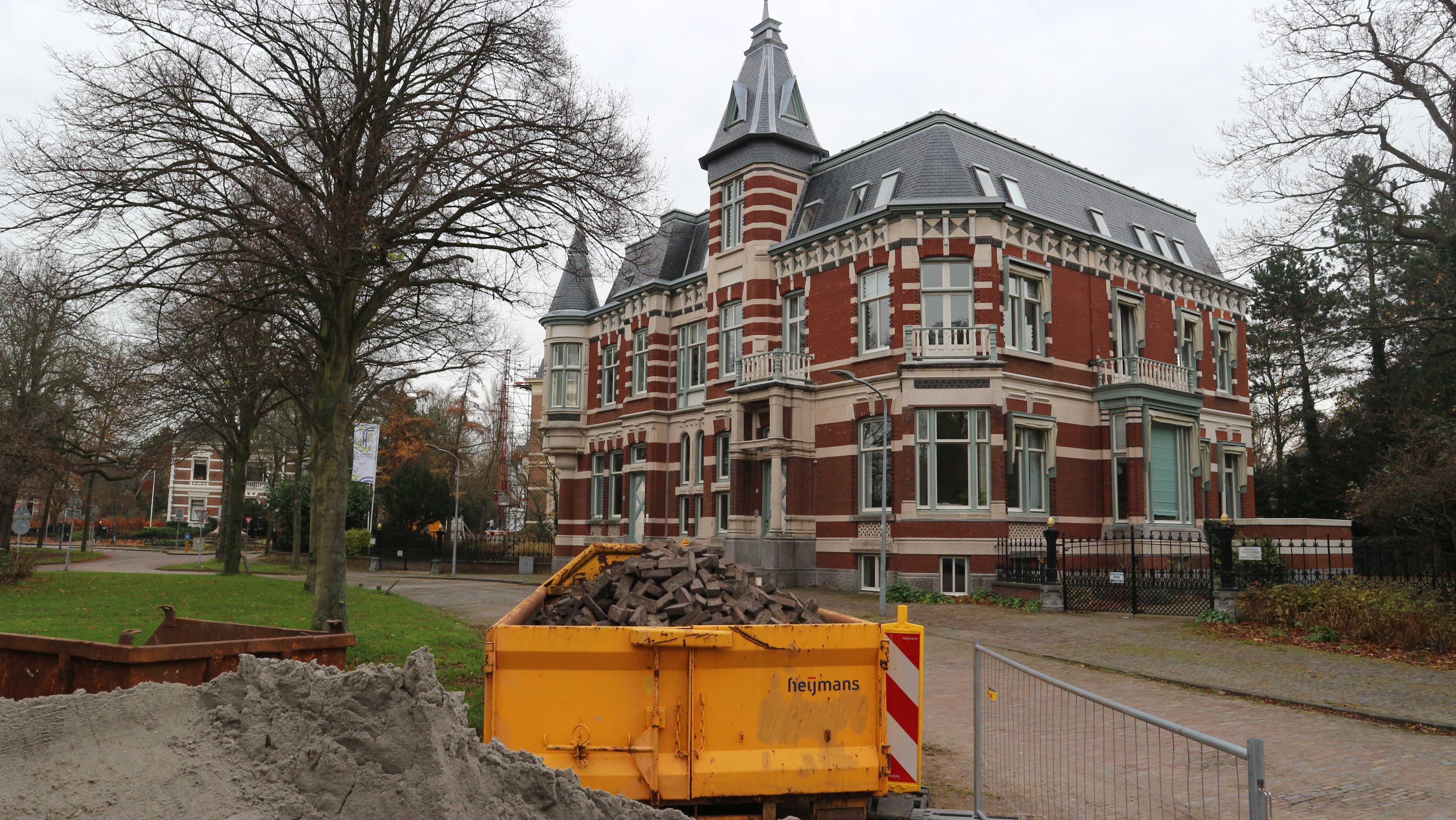 Het Floraplein wordt opgeknapt met oude en nieuwe stenen en daar is niet iedereen het mee eens. (Foto: Christa Warmerdam)