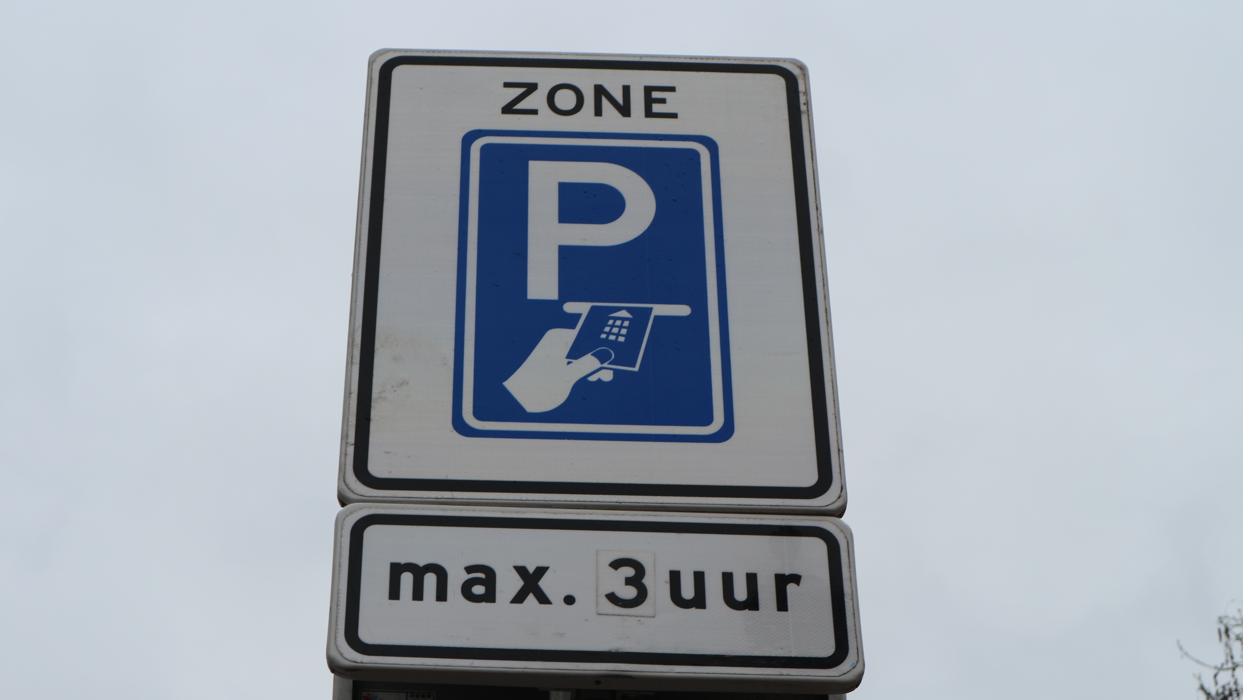 Opluchting voor ondernemers want busjes die hoger dan 2,40 meter mogen nog even gebruik maken van de parkeervergunning. ( Foto: Christa Warmerdam)